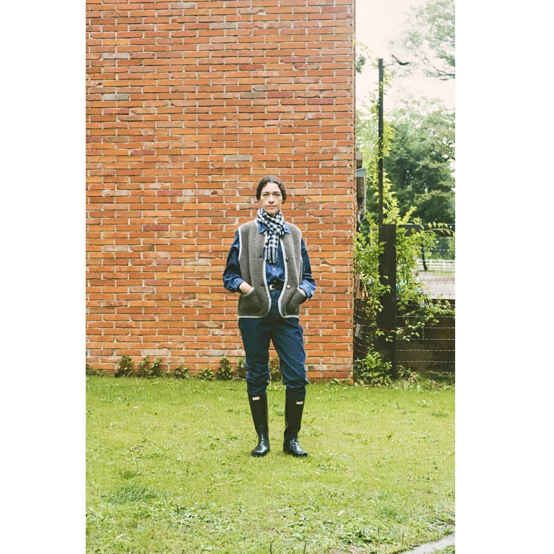 のインスタグラム：「Bshop 2023 AUTUMN & WINTER - SEASON LOOK -  ITEM ------------------------------ VEST / STAPF 　¥40,700 SHIRT / HAVERSACK 　¥19,800 SCARF / W. J. HENDERSON SCOTLAND 　¥9,350 PANTS / THE SHINZONE 　¥23,100 ------------------------------  ▼SEASON LOOKは、HPにて公開中 https://bshop-inc.com/feature/special/seasonlook-23aw/  #bshop #23aw #bshop23aw_seasonlook」