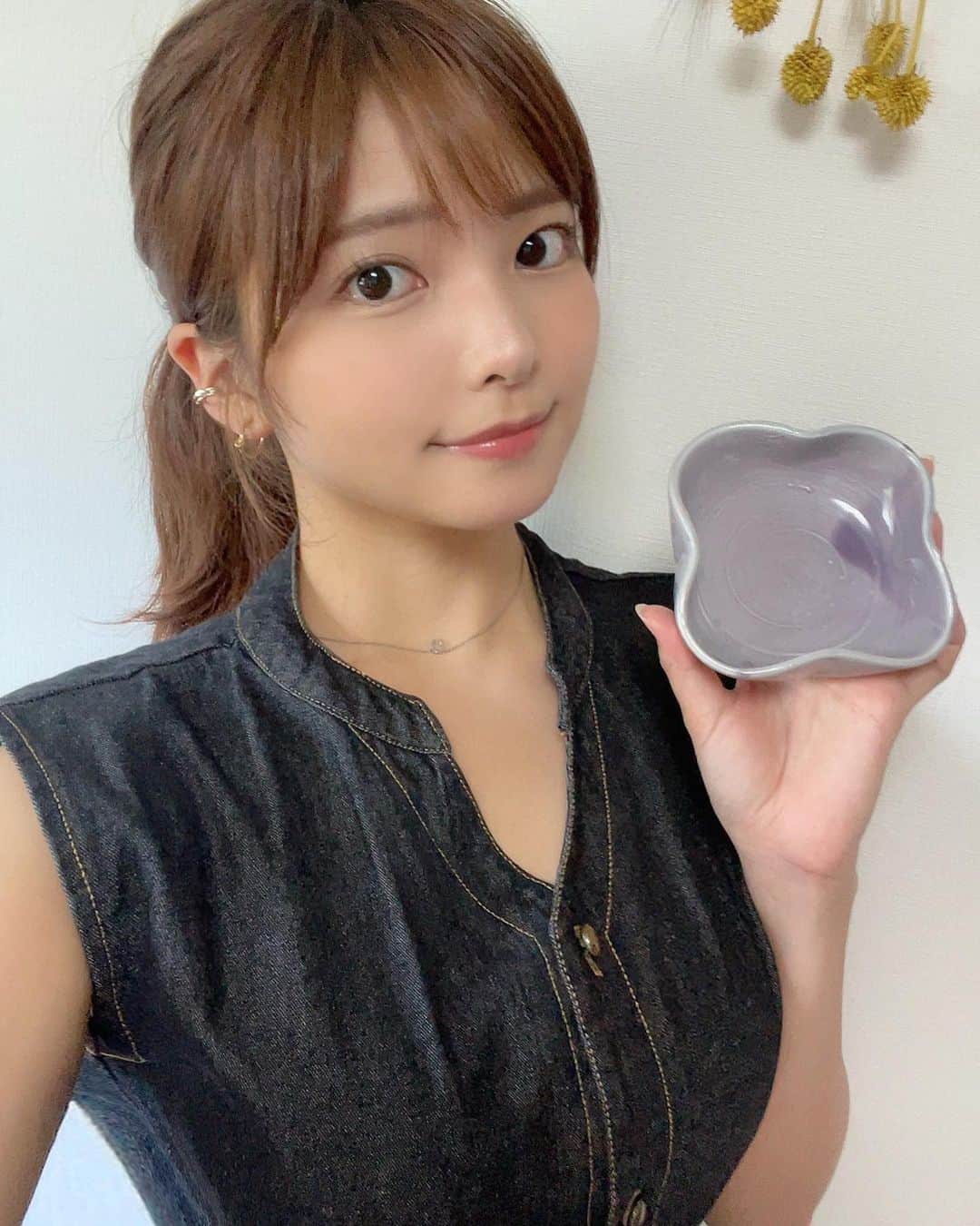 西谷麻糸呂のインスタグラム：「先日作った陶器が焼き上がりました😌  今回はデザインにも挑戦しようと思って、お花の形にしてみたよ🪻  微妙な歪みの調整が難しかったな…😳  色はパープルで、仕上げに加工でツヤツヤにしてもらいました✨  なんか日に日に、ポケモンのメタモンにしか見えなくなってきてます。笑」
