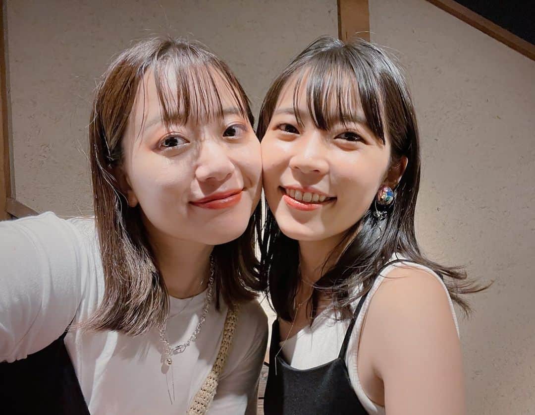 のインスタグラム：「ふうちゃんいつもありがとう😊  なんでも話せる友達がいるって本当にしあわせ。。。 みんなにはそんな大切な友達いますか？？  明日から北海道✈️ 楽しむぞ〜ーー 天気、晴れてくれよ〜ーー☀️☀️☀️☀️  #ワンマンライブ #路上Live #路上スナップ  #路上シンガー #路上singer #映画主題歌 #歌 #歌カバー #歌カバー動画 #歌ってみた #歌好きな人と繋がりたい  #シンガー #シンガーソングライター #シンガーソングライターと繋がりたい  #イヤフォン #和佳奈 #アカペラ #acappella #弾き語り #弾き語り女子  #弾き語り動画  #弾き語りさんと繋がりたい」