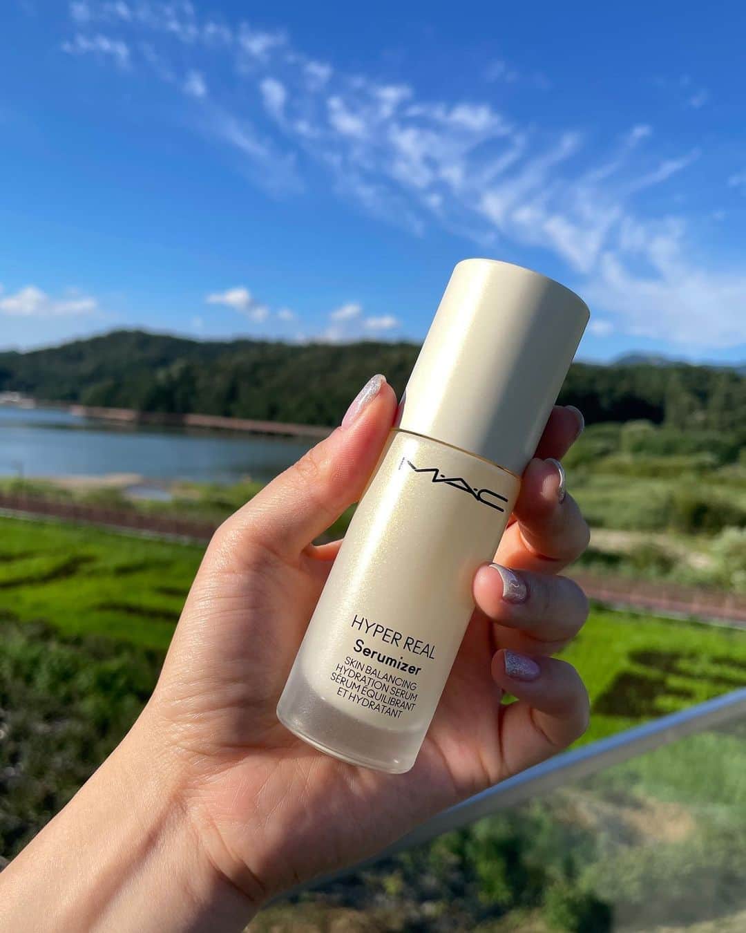 M·A·C Cosmetics Hong Kongさんのインスタグラム写真 - (M·A·C Cosmetics Hong KongInstagram)「改變精華一定黏立厚重嘅觀念🙌🏻 清爽不黏膩嘅精華 - #貼妝花瓣精華 * 清透水狀質地超易吸收，將4大原生活膚精萃滲透至肌底 平衡水油＋強化肌膚自我屏障＋收細毛孔＋重塑膚質 💫  *🤍95% 表示產品令他們的肌膚看起來更健康 （*對122位亞洲顧客，早晚使用四星期後進行測試）  Product featured: Hyper Real Skin Balancing Hydrating Serum 清透煥顏修護精華 - HK495/30ml, HK$320/15ml #原生花瓣肌 #MACHYPERREAL #MACSKINARTISTRY #MACHongKong #Regram from @b_bangg_  Serum can be summer-friendly too! 🙌🏻Featuring with a lightweight, fresh texture, Hyper Real Skin Balancing Hydrating Serum* is easy to absorb to deliver a hydrated, breathable finish. It helps to keep oil balance, retexturise, strengthen your skin barrier and minimise pores in one go!   *🤍95% said this product left skin looking healthier after 4 weeks (*Consumer testing on 122 Asian panelists after four weeks of use, twice a day.)」9月14日 12時30分 - maccosmeticshk