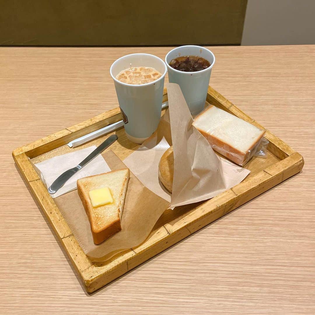 冴木柚葉さんのインスタグラム写真 - (冴木柚葉Instagram)「. 朝活〜😚☕️✨ ここのパンがどれも美味しすぎて、、、 友達とシェアして色々食べたよ🤭💕  もちもちフワフワだった🤤🤤🍞 特に塩パンのジュワッと感がたまらなくてお気に入り🥐🫶🏻 （包装紙で全然塩パン見えてない笑）  #猿田彦珈琲」9月14日 12時30分 - yuzuha_saeki