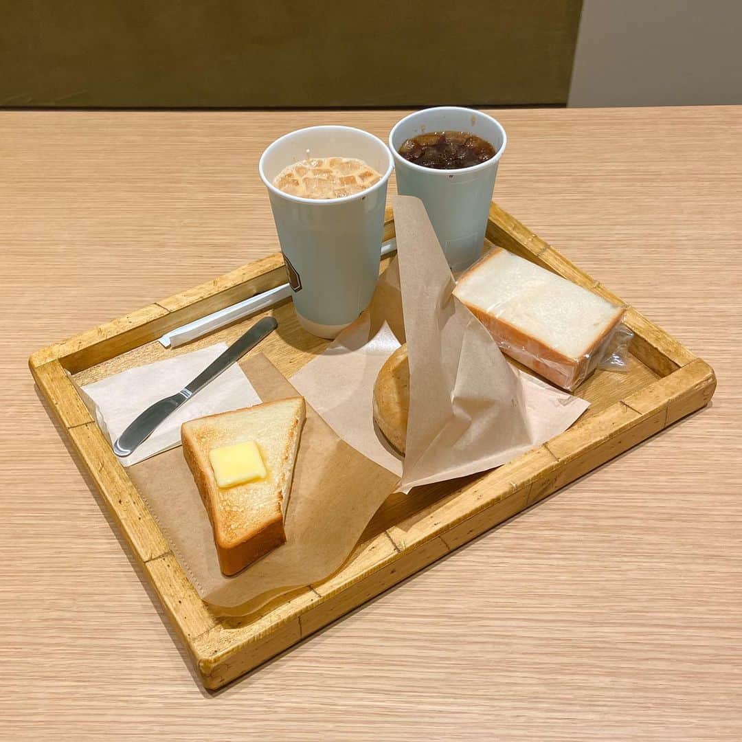 冴木柚葉のインスタグラム：「. 朝活〜😚☕️✨ ここのパンがどれも美味しすぎて、、、 友達とシェアして色々食べたよ🤭💕  もちもちフワフワだった🤤🤤🍞 特に塩パンのジュワッと感がたまらなくてお気に入り🥐🫶🏻 （包装紙で全然塩パン見えてない笑）  #猿田彦珈琲」