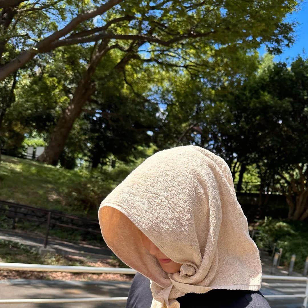 のインスタグラム：「空の色と緑の色と鼻筋が綺麗な午後。」