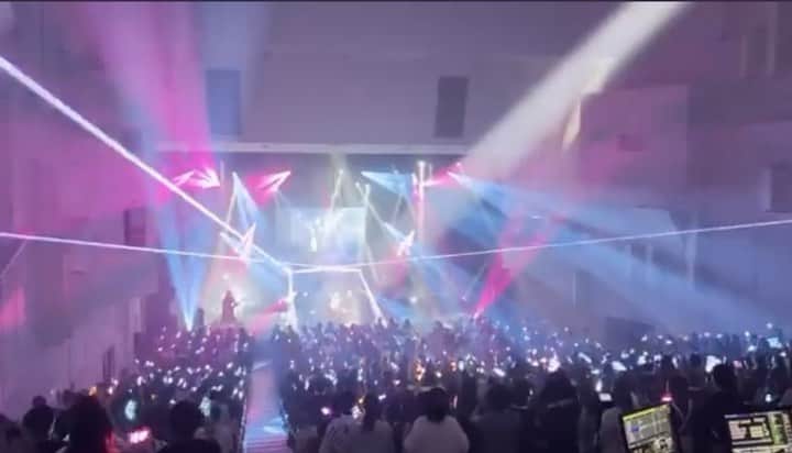 のインスタグラム：「☆ ライブツアー「DAYLIGHT」 9/9取手の映像、そして素敵なバンドメンバーと📷 久しぶりにみんなの声聞けて、熱気もすごくてめちゃ楽しかった✨ 9/16は、NHK大阪ホール。 ツアーラストは、9/21のかつしかシンフォニーヒルズ モーツァルトホール。 あと3公演、一緒に盛り上がっていこー！！ . #ライブツアー #DAYLIGHT」