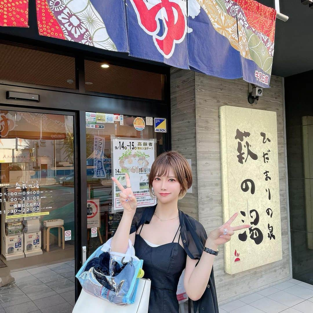 相良ましろのインスタグラム：「行ってきましたよ、鶯谷 ひだまりの泉 荻の湯♨️🧖‍♀️ . 都内で1番広い銭湯と聞いていたのでワクワクしてた😂 . スーパー銭湯は何回か行ってるけど、ガチの銭湯は多分行ったことなくて、みゆちゃんが連れてってくれた👭😎 . サ室が広くて外気浴あり！お風呂何種類かあったけど、炭酸泉が1番好きだったなぁ〜 ゆるめの温度でじっくり癒され😌 施設が良すぎて銭湯とは思えない、、  ご飯も美味しく、店員さんも優しかった。 大変よき銭湯🈂️でした🙆‍♀️ . サ室 90℃くらい 水風呂 20℃表記だったけど体感16℃  . . #ひだまりの泉萩の湯 #荻の湯 #鶯谷 #都内サウナ #都内銭湯 #銭湯 #銭湯巡り #銭湯サウナ #サ活 #サ活女子 #サウナイキタイ #ごリラックス #サウナボーイ」