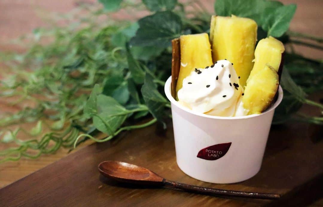 のインスタグラム：「🍠 こんにちは！ POTATOLABO阪急西宮ガーデンズ店です🤗 いつもご利用ありがとうございます♪  まだまだ暑い日が続きますね🥵 早く涼しくなってほしい💦  本日はリニューアルしてから ぐいぐい人気がのびてる！  【やきいもソフト】 をご紹介です！  〝やきいもバターのバターがソフトだったらいいのに・・・〟 〝温かい焼き芋とソフトが食べたいな・・・〟  というお客様のお声から商品に✨  温かい紅はるかの焼き芋に 冷たいお芋のソフトクリーム♡ 合わないわけがありません😋♡  最高の〝ひやあつ〟をお楽しみくださいませ🤗✨  皆様のご来店お待ちしております♪  #ポテトラボ #阪急西宮ガーデンズ#さつまいも#さつまいもスイーツ専門店 #ソフトクリーム#ひやあつ #紅はるか#焼き芋」