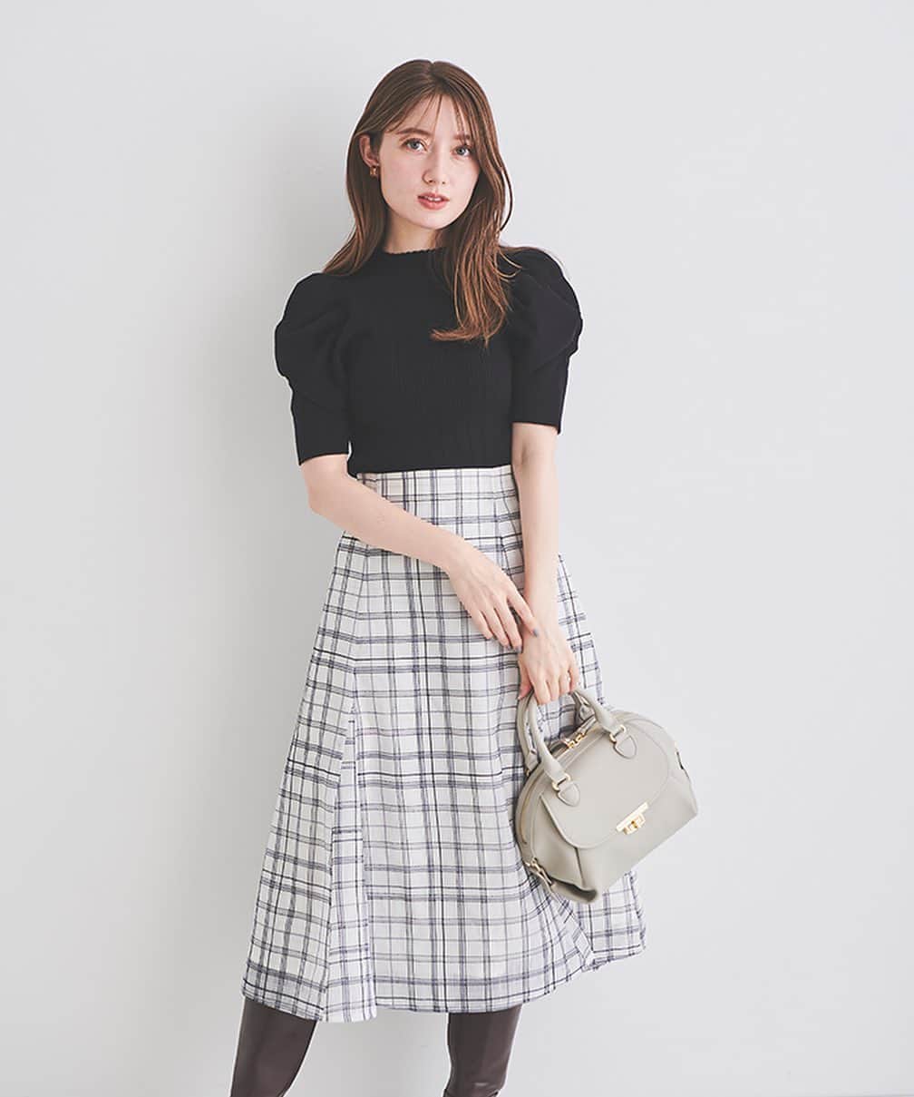 のインスタグラム：「⁡ ⁡ 9/14 thu.〜new💗 ⁡ ボリュームスリーブニットプルオーバー ¥14,300 シアーチェック刺繍ミディスカート ¥22,000 ⁡ ⁡ ⁡ Novelty Fair開催🛍 9/14（木）～20（水） ⁡ 税込み￥22,000以上のお買い物でオリジナルプリントBagをプレゼント♬ ※なくなり次第終了となります。 ⁡ ⁡ 【LIMINE CARD 10％OFF】 9/14（木）～20（水） ルミネカードのご利用で10％OFF✨ ⁡ 【EPOS CARD 10％OFF】 9/16（土）～25（月） エポスカードのご利用で10％OFF✨ ⁡ ⁡ ⁡ ⁡ #レッセパッセ #laissepasse  #laissepasseonlinestore #レッセパッセオンラインストア #新作 #ワンピース #ワンピースコーデ #スカート #スカートコーデ #ニット #ニットコーデ #ブラウス #ブラウスコーデ #カーディガン #カーディガンコーデ #ジャケット #ジャケットコーデ #トレンチコート #ブルゾン #お出かけ #お出かけコーデ  #オフスタイル #お仕事スタイル #お仕事コーデ #通勤 #通勤コーデ  #秋の新作 #2023aw #フェア #ノベルティフェア」