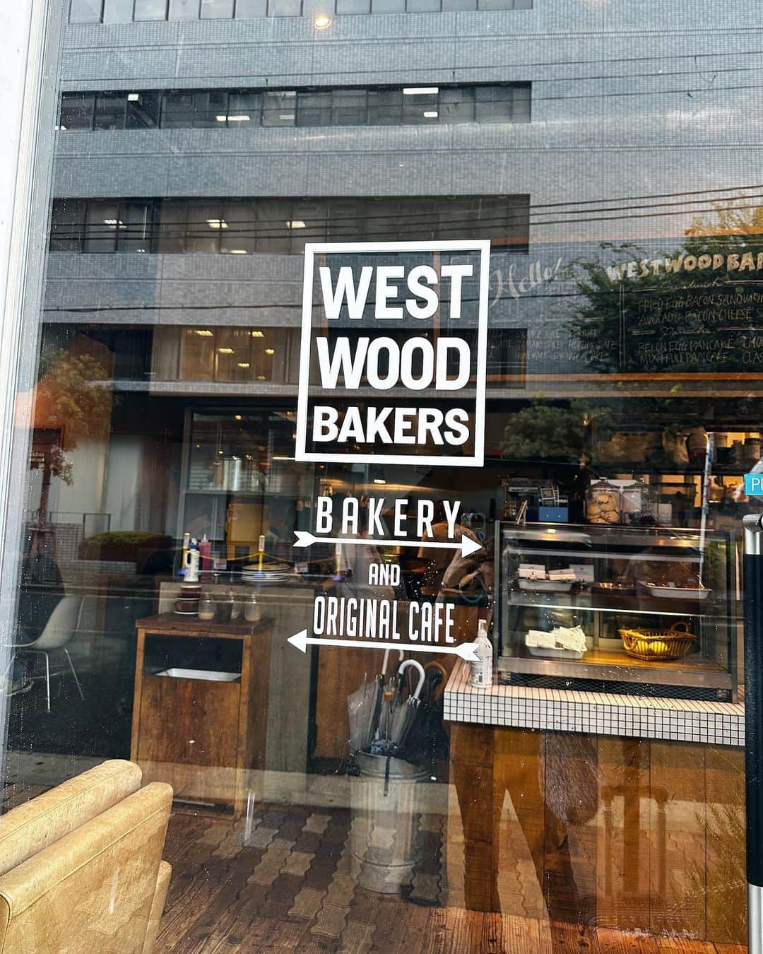 sayocoのインスタグラム：「急遽大阪遠征中おひとりモーニングした めちゃオシャレなかぺ☕️🥪🌿 @westwoodbakers   クロックムッシュにするか迷いに迷って アボカドトーストにした🥑🙃🤍 お腹ぺこぺこだったのと美味しくて 一瞬で食べ終わっちゃった😂 とろとろ🍳動画で伝えてみたけどシュールｗ(swipe4枚目)  #大阪カフェ#堀江カフェ #モーニング#アボカドトースト　 #westwoodbakers  #sayo_trip」