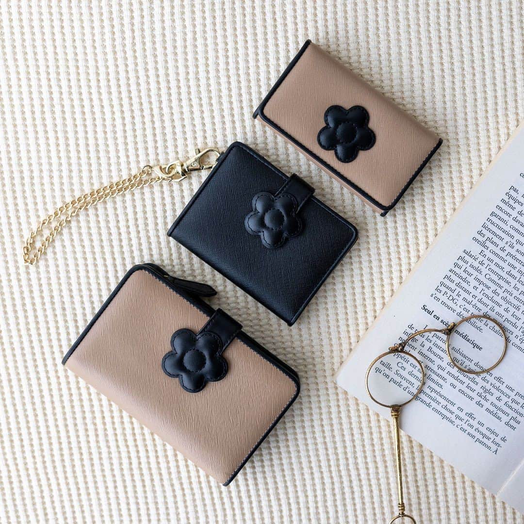 MARY QUANT officialのインスタグラム：「- SIMPLE & BASIC - シンプルでベーシックなアイテムは スタイリングに迷ったときの強い味方 華やかなアイテムを引き立てたり シンプルなアイテム同士で スタイリッシュな雰囲気を楽しんだり そんな毎日のコーデに寄りそうアイテムたちを マリークヮントオンラインショップにてご紹介 - プロフィールURLよりオンラインショップをチェック - 画像1枚目 #デイジーパッチスナップ2Lウォレット #デイジーパッチスナップ2パスケース #デイジーパッチスナップ2キーケース - 画像2枚目 #ライトラインデイジー2WAYミニトート #ライトラインデイジーリュック - #MARYQUANT #マリークヮント #シンプル #ベーシック #財布 #ウォレット #パスケース #キーケース #トートバッグ #リュック」