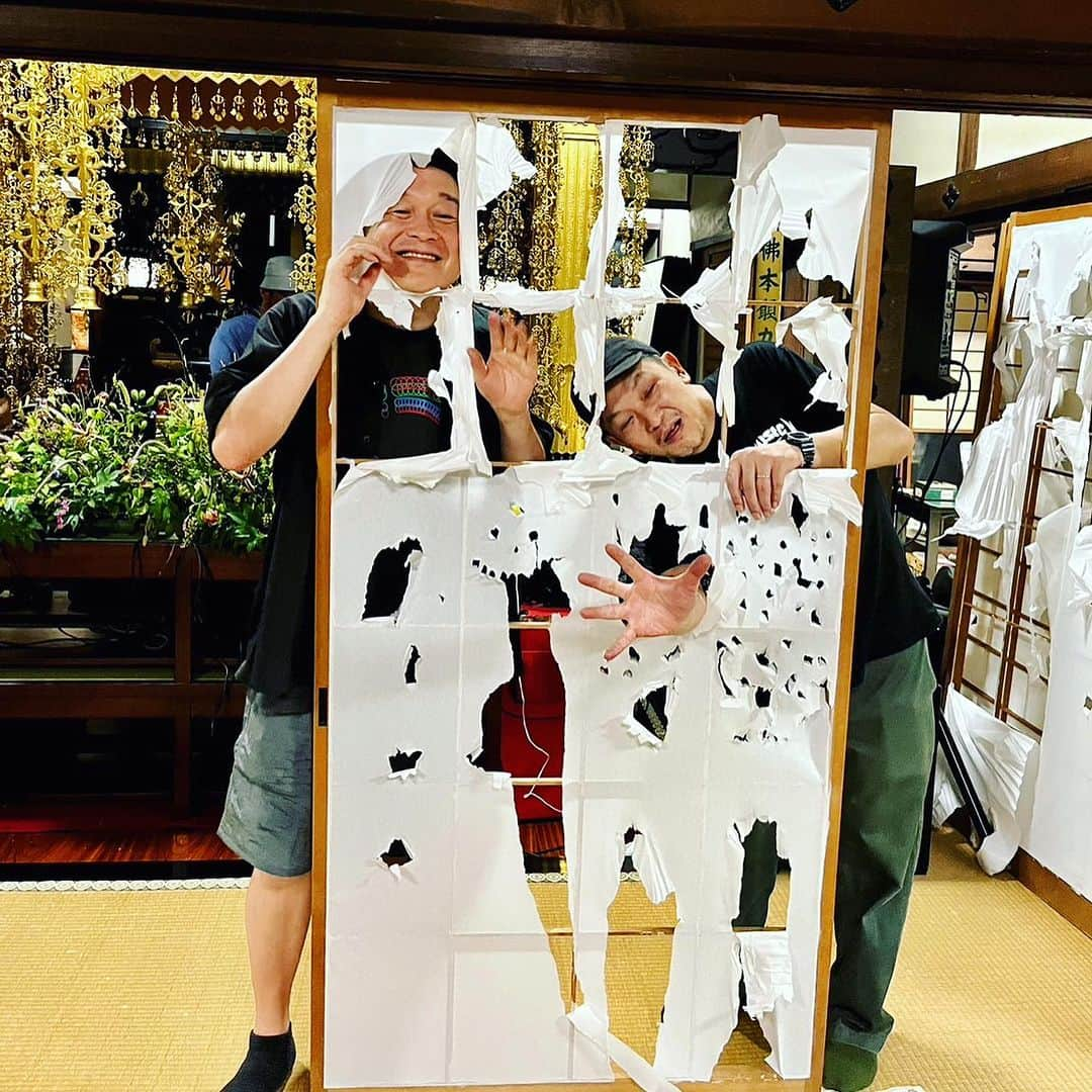 川辺ヒロシさんのインスタグラム写真 - (川辺ヒロシInstagram)「まさに奇祭 穴からDJを覗くパーティー京都極楽寺。 オファーの段階では全く予想出来なかったけど、会場着いてみるとなるほど京都！でしか味わえない面白イベントで。寺への距離感がめちゃカジュアル。 一部のほっこりするパーティーでも普段あまりかけないドラムレス中心のほっこり選曲が出来て、皆さん畳でゴロゴロして聴いてくれて嬉しい。 後半の穴から覗くパーティーは穴から覗いてるだけで何でこんな面白いんだろう。楽しかった。 思いついた主催の無常君 @shogyouteimujoy 、会場の極楽寺さん、DJ出店の皆さん最高でした！」9月14日 12時48分 - firoshi1