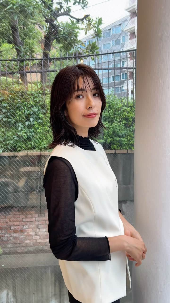 山崎愛香のインスタグラム：「. 今の髪の毛これくらい🥰 ヘアメイクさん達が扱いやすいように、 かつ自分のテンションが上がるように 細かく相談して作ってもらってます🥰 #mslash #美容院 #ミディアムボブ」