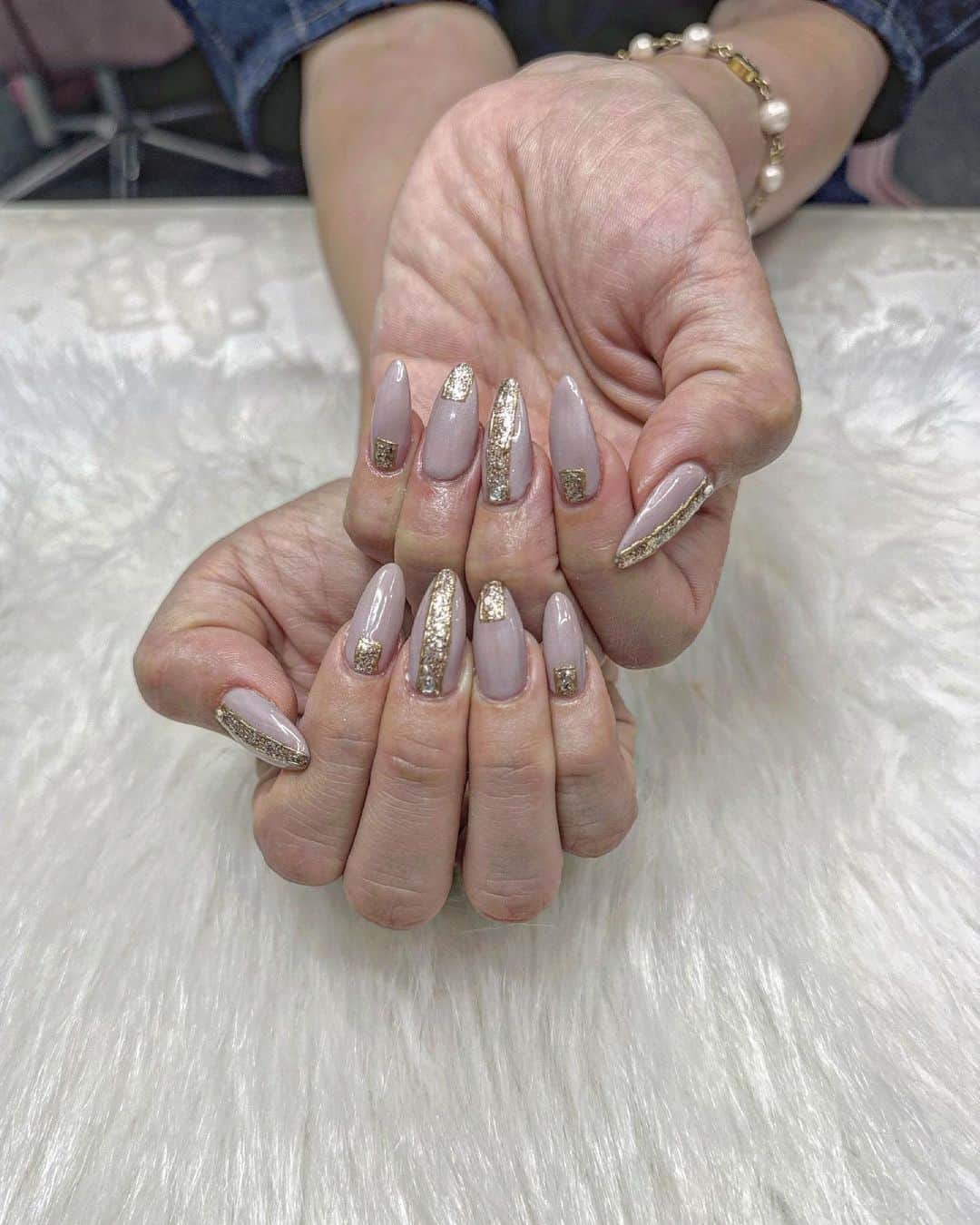 板橋瑠美のインスタグラム：「ゴリゴリGalスカルプを２日で引退し、 通常運転の長さに　Nail gogoさんに変えていただきました✨  スカルプをつけて２日で、またスカルプを、オフしてジェルはかなり爪に負担なので、 スカルプをつけた状態で、ジェル風の長さにしていただきました✨✨  なのでめっちゃ頑丈ww  秋らしいなんともいえぬくすみピンクグレージュが作れました❤️  カラー作るの楽しくて本当に好き！！  パールショコラと、ダスティピンク混ぜてもらってもいいですか？ と直感で言って混ぜてもらったら激カワすぎる色味になって❤️😩  この直感でこれ混ぜたら絶対可愛いなっていう予想が当たった時の気持ちよさが好きです🥺😍  @nailsgogo  さん、短期間の間に本当にありがとうございました！^ ^」