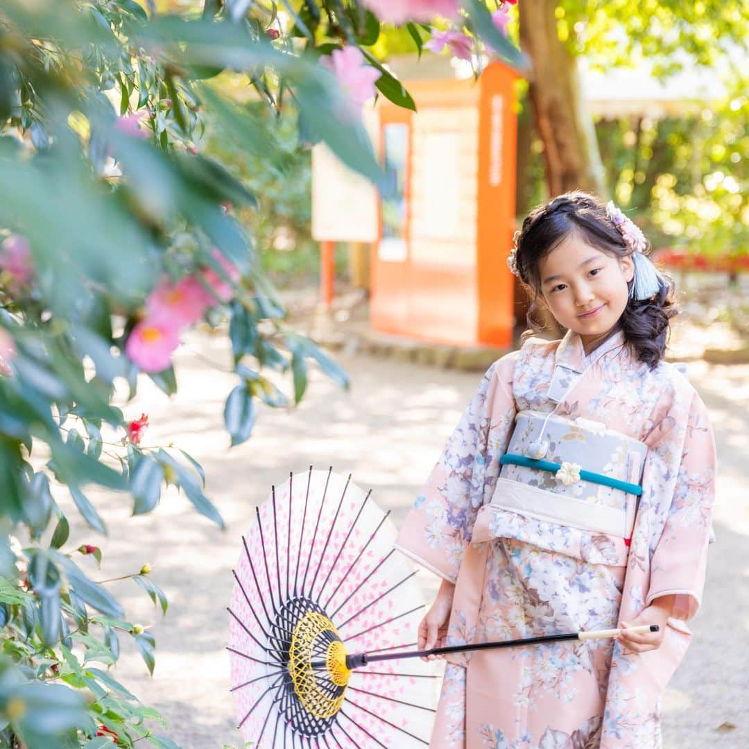 京都ヘアセット&着付け専門サロン夢館(ゆめやかた) さんのインスタグラム写真 - (京都ヘアセット&着付け専門サロン夢館(ゆめやかた) Instagram)「こんにちは、夢館です🍡  夏も終わりに近づき朝晩と涼しくなってきましたね🍃  本日は七五三にぴったり、おすすめヘアをご紹介いたします♪  1枚目　「おだんご」 可愛いらしいおだんごヘアです  2枚目　「ツインおだんご」 おだんごを二つにしました！高さを変えても可愛らしいですよ🥰  3枚目　「日本髪」 着物姿にぴったりなヘアスタイルです  4枚目　「サイドカールアップ」 サイドにおろしたカールヘアが可愛いスタイルです  5枚目　「あみおろし」 成人式などでも人気のあみおろしは七五三でも人気です！  是非今年の七五三ヘアのご参考に🤍  #夢館 #着物レンタル夢館 #着物ヘア #七五三ヘア #七五三 #京都着物レンタル #京都七五三 #七五三前撮り #ヘアスタイル」9月14日 12時52分 - yumeyakatabeauty