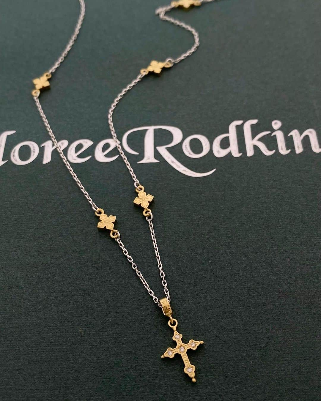 LoreeRodkin 銀座店のインスタグラム：「"PETITE GOTHIC CROSS w/6 Princess Cross Charm on Chain"  #loreerodkin#ローリーロドキン#ゴシッククロス#ネックレス」