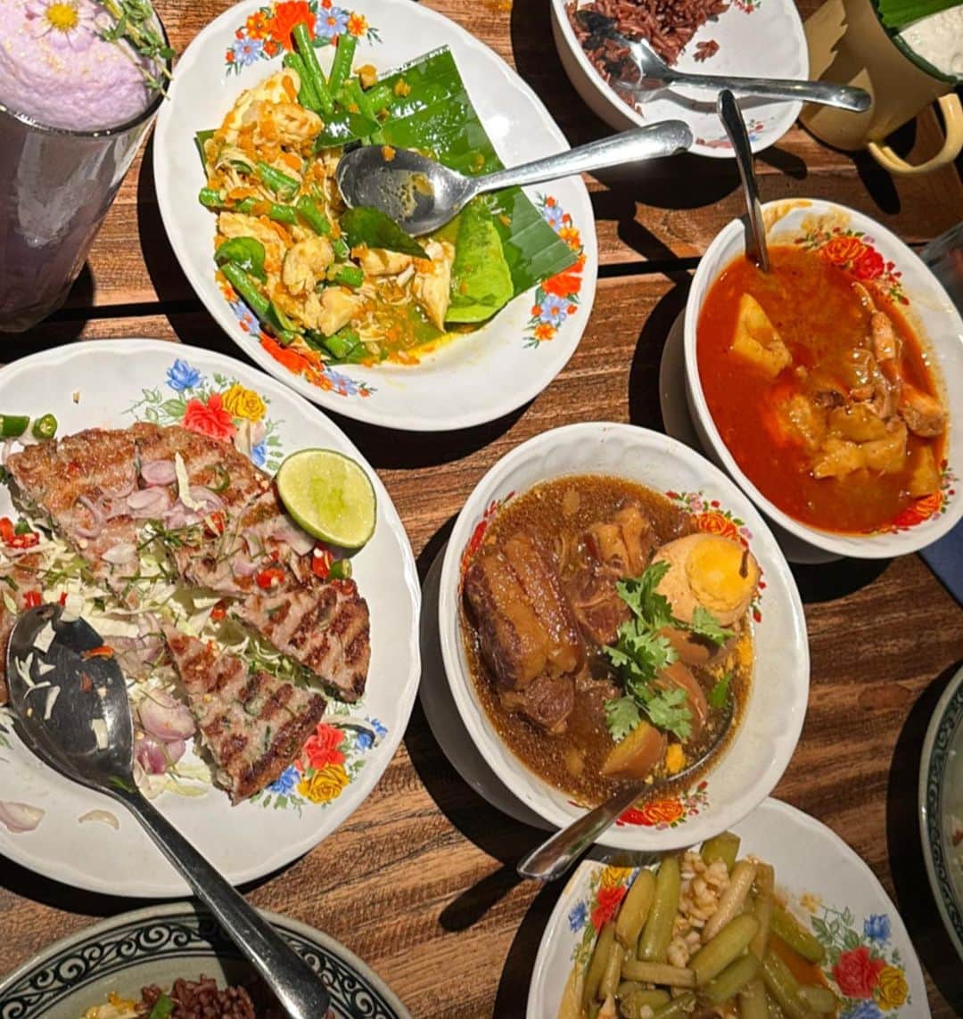 山賀琴子さんのインスタグラム写真 - (山賀琴子Instagram)「タイで食べたものたち🥭🍜🍤」9月14日 13時04分 - kotokoyamaga