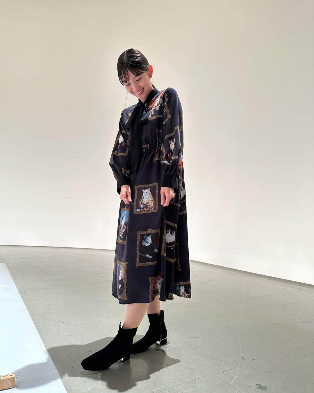 田中瞳のインスタグラム：「. 🐈‍⬛  dress #andellecy accessory #ete shoes #DIANA」