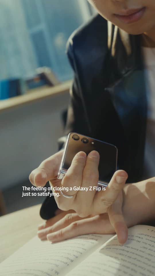 Galaxy Mobile Japanのインスタグラム：「@bts.bighitofficial RMさんと、 #GalaxyZFlip5 の魅力が詰まった動画をお届けします。   #GalaxyxRM #JoinTheFlipSide」
