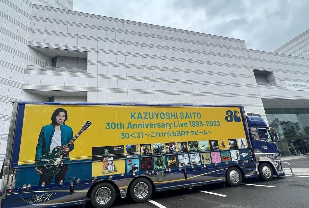斉藤和義さんのインスタグラム写真 - (斉藤和義Instagram)「KAZUYOSHI SAITO 30th Anniversary Live 1993-2023 30＜31  ～これからもヨロチクビーム～⚡️  7本目、広島文化学園HBGホール！ 30年前、デビュー日を過ごした思い出の地、広島より本日も最高のステージをお届けいたします！  あいにくのお天気となっておりますが、皆様に朗報でございます！ チケットSOLD OUTとなっておりましたが、機材席開放につき当日券の発売が決定いたしました！  🎫当日券information🎫 下記、夢番地（岡山）にて14時より当日券の電話予約受付を行います。  ☎️当日券受付電話番号：086-231-3531 ⁡🎫当日券受付席種：指定席　7,700円（税込） ※本日17:30〜18:15までに会場当日券受付にてチケットのお引取りをお願いいたします。お引き取り時間を過ぎますと予約は無効となりますのでご了承ください。 ※若干枚数のため、規定枚数に達し次第販売終了となります。 ※おひとり様2枚まで ⁡※3歳未満の方はご入場できません。3歳以上の方はお一人様1枚ずつチケットが必要になります。  🎸公演information⚡️ 📅2023年9月14日（木） 📍広島文化学園HBGホール ⏰開場17:30／開演18:30 🛒グッズ先行販売 15:30〜  斉藤さんの楽屋ギターも準備万端！  30周年お祝いのお祭り、一緒に楽しみましょう！ ご来場をお待ちしております！  ⁡ https://tour.kazuyoshi-saito.com/30th/ ⁡ #斉藤和義 #KAZUYOSHISAITO #ks30th #30周年アニバーサリーツアー #30thツアー #ヨロチクビーム #山口寛雄 #真壁陽平 #河村吉宏 #松本ジュン #広島公演 #広島文化学園HBGホール #当日券」9月14日 13時02分 - kazuyoshisaito_official