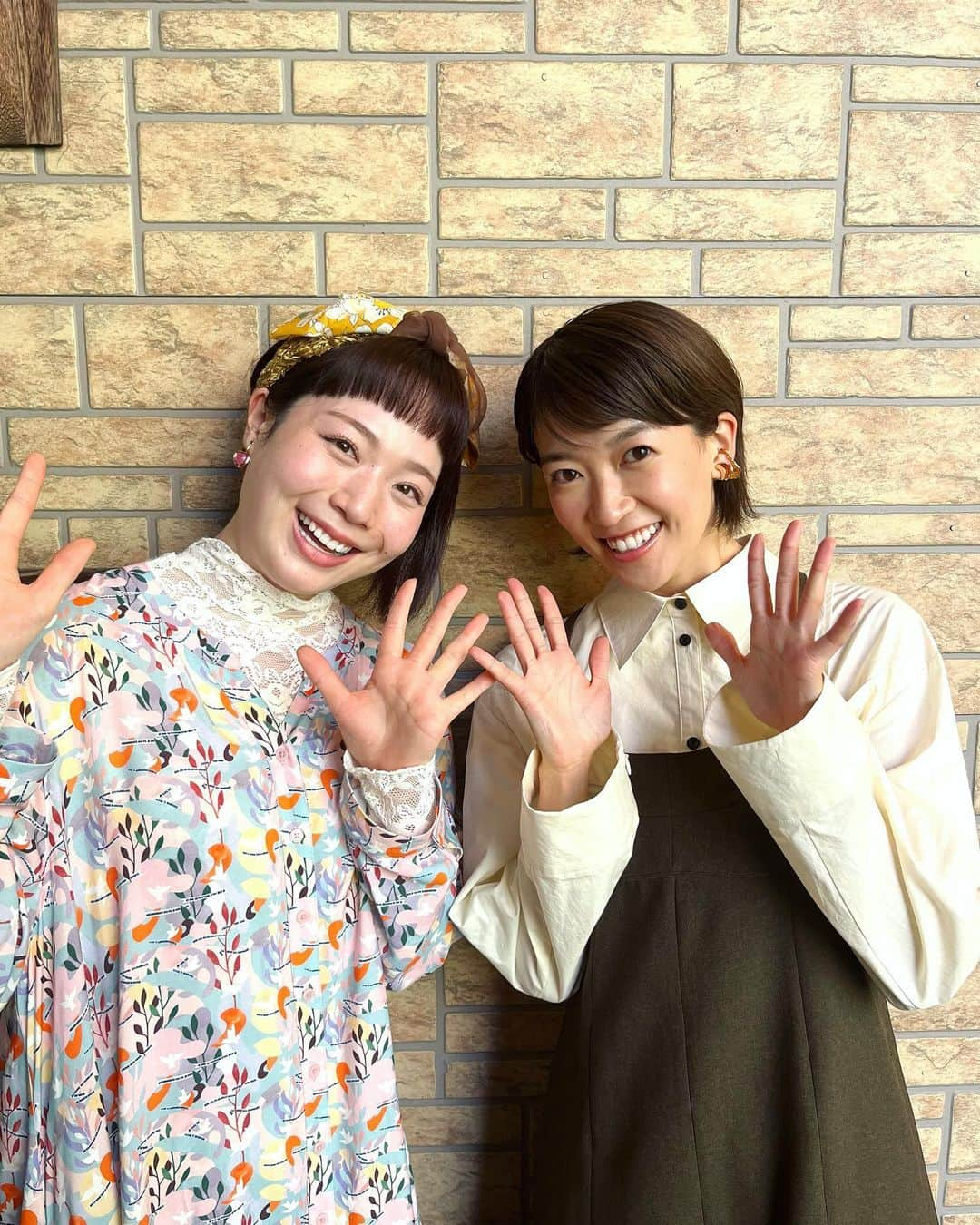 眞嶋優のインスタグラム：「お知らせ📢 #はま寿司 新TVCM「牡蠣祭り はまい！」篇に出演しています！  食欲の牡蠣🦪🍁 牡蠣握りも、カキフライつつみも、 美味しいよなぁ🥰 あと、デザートの"ひんやり焼き芋ブリュレ"も大好き！ 秋を感じる〜 はま寿司へGOOOOOO☺️  写真は、面白くて優しくて安心感のあるゴリちゃんと^ ^  ♦︎New information♦︎ Appearance in the TV commercial "HAMASUSHI”.  We have a lot of seasonal good food in Autumn. #はま寿司 #hamasushi #はまい #寿司  #回転寿司 #sushi #CM #眞嶋優」