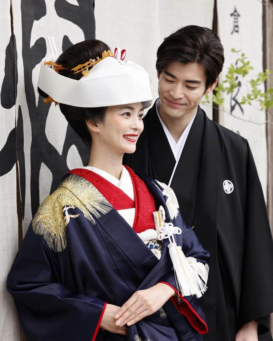 萬屋本店のインスタグラム：「高島田に角隠しという伝統的なスタイルに 紺の打ち掛けを羽織り白小物で凛した雰囲気に」