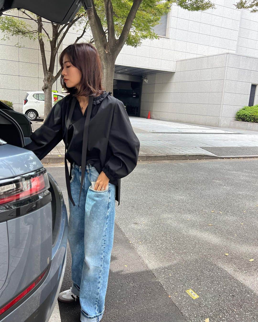 ayu kagawaのインスタグラム：「撮影の準備🎞️  PETITE FRILL BLOUSE さりげない襟のプチフリルとVの開きが女性らしくてお気に入り♡  こんな風にカジュアルに着てもカジュアルになりすぎないblouseがやっぱり好き🫶🫶🫶  袖口はゴムなので機能面も💯♡  垂らしてもリボンに結んでも可愛いグログランリボン。 定番だけどベストとかカーディガンから出して着るのも可愛い🫶」