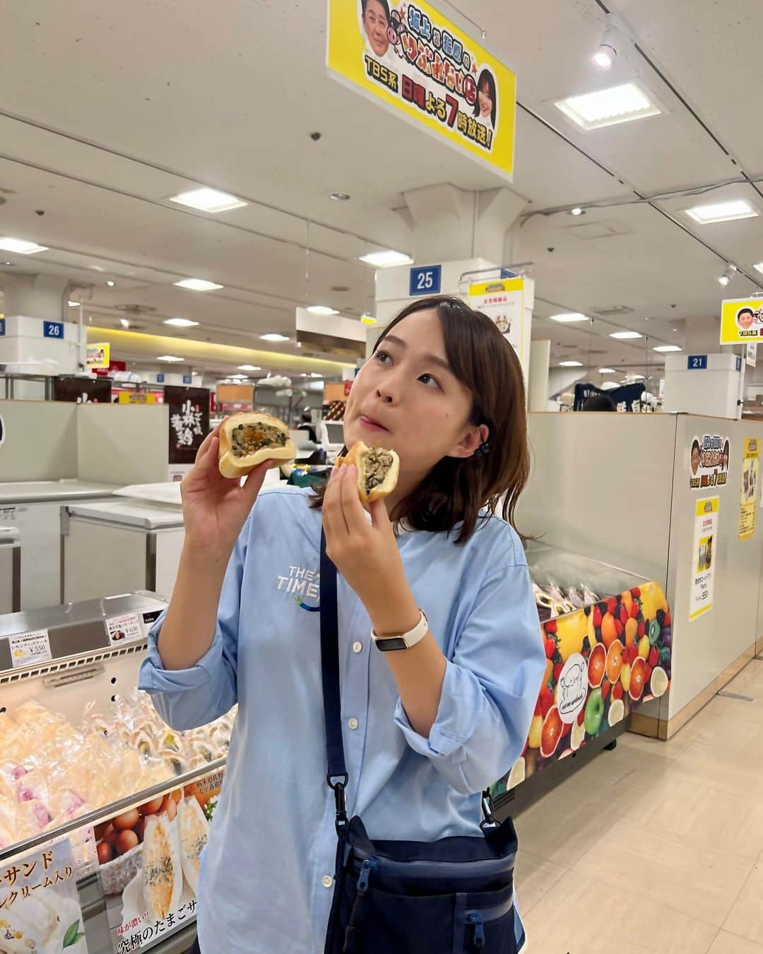 篠原梨菜のインスタグラム：「#早朝グルメ 東京・松坂屋上野店 秋のうまいもの物産展😋 「坂上&指原のつぶれない店」とのコラボで 番組ゆかりのお店も参加しています！ 🍁宮崎県 小林養鶏の炊き餃子😋 濃厚な鶏白湯スープで炊いた鶏餃子。鶏の旨み、炭火香る鶏油の香ばしさがぎゅぎゅっと！ 🍁山梨県　ひまわり市場の歴史的コーヒープリン😋 二層で異なる食感。まろやかさ香ばしさをひと口で！　夢見心地のおいしさ。 🍁栃木県のイートミーサンドイッチ ジューシー餃子サンドも！😋 ひき肉とニラがたっぷり！パンのバターの風味が相性抜群。 まさに巨大な餃子！！ 岩下の新生姜が隠し味でさっぱり！ イートミーサンドイッチ　籠谷さんともお会いできました✨ #朝5時の美味time #thetime_tbs #松坂屋上野店  #秋のうまいもの物産展  #食欲の秋 #小林養鶏 #ひまわり市場 #イートミーサンドイッチ #炊き餃子 #歴史的コーヒープリン #ジューシー餃子サンド #坂上指原のつぶれない店  #tbs」