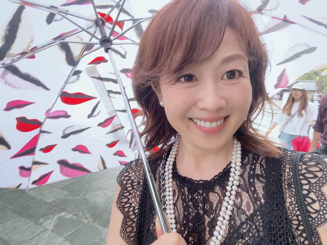 櫛野久美子のインスタグラム：「【伊勢神宮正式参拝】  今年も 仕事のお仲間と一緒に 行ってきました⛩️ 　 　 途中 バケツをひっくり返したような 雨にも遭いましたが  コロコロ変わる天気に 歓迎されている感じ✨ 　  髪も足元も グチャグチャになりながら  これもみんなとの 楽しい思い出✨  何歳からでも 出会いと選択で人生は変わる✨ 　  もっともっと なりたい自分へ😊」