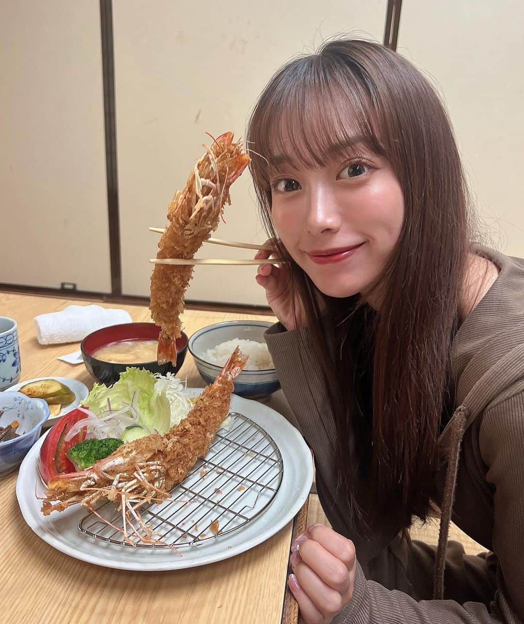 岡島彩花のインスタグラム：「・  ここのエビフライ定食が1番好き🍤」