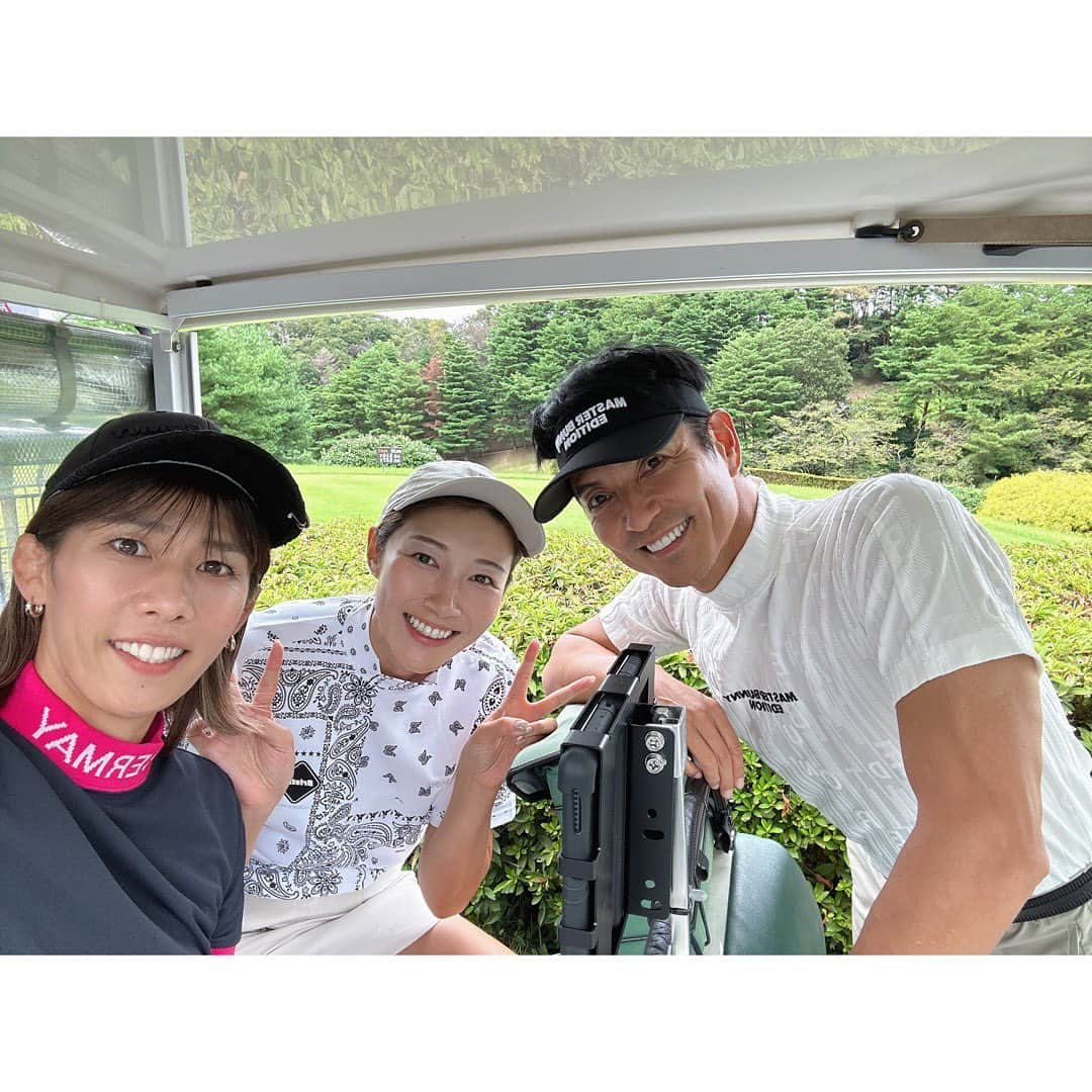 吉田沙保里のインスタグラム：「この日もめちゃくちゃ 楽しいゴルフでした⛳️  一樹さんも舞子ちゃんも めちゃくちゃ飛ぶんだから…🫣   私はついていくのに必死😂  舞子ちゃんが良いショットを 沢山撮影してくれていたので 本当に有難い😆🙏  そして可愛いスカートも いただいちゃった…🩷  舞子ちゃんありがとう😘🫶  また、一緒に回りましょー😙✨  #楽しいゴルフ #沢村一樹 さん #狩野舞子 ちゃん」