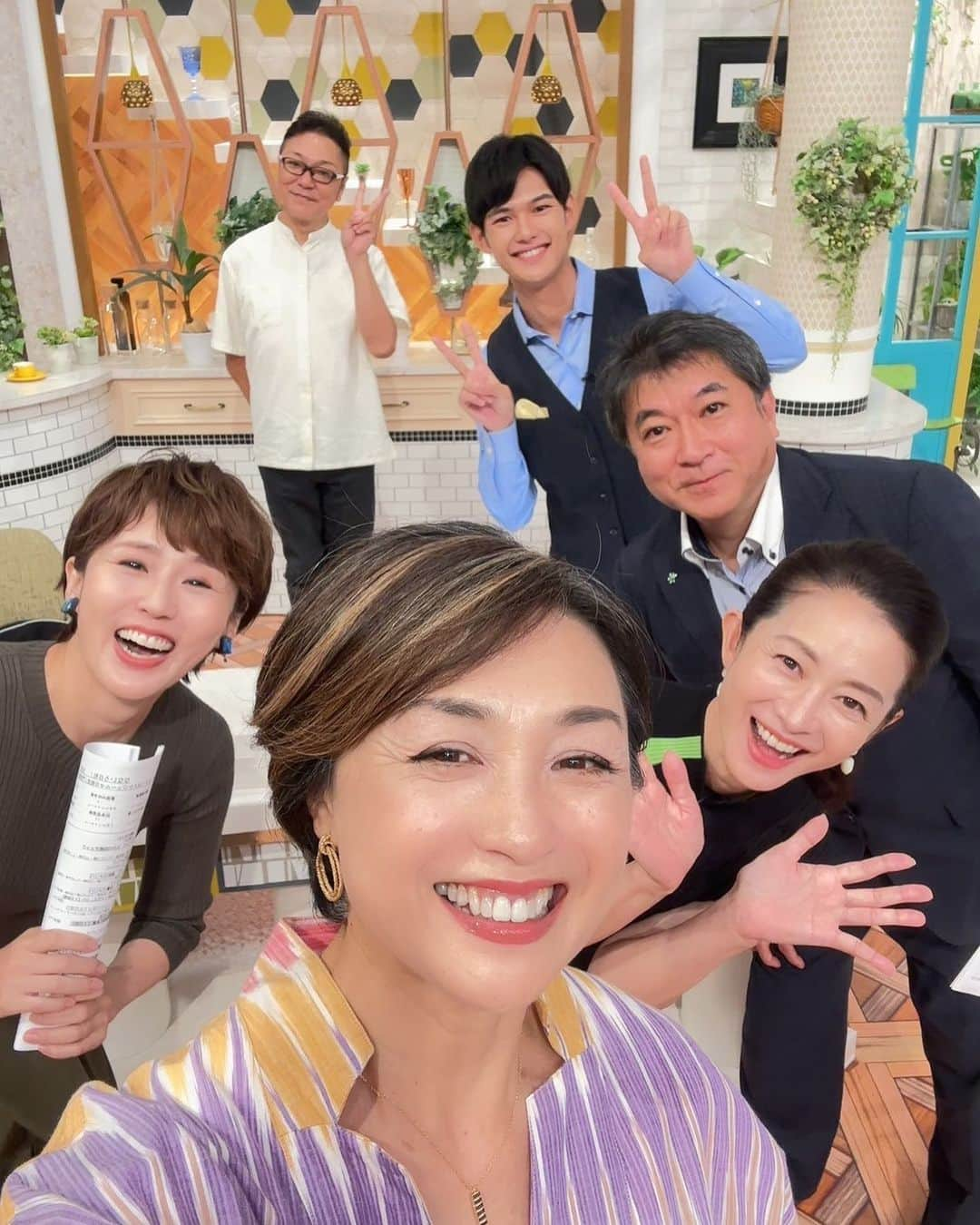 にしおかすみこのインスタグラム：「#テレ東#なないろ日和  写メ #香坂みゆき　さん #山内乃理子　さん #マックン #長部稀アナウンサー　さん #松本忠男　さん #私  素敵な方々と素敵な職場だなあと  ありがたいなあと  ついつい思ってしまう✨😆」