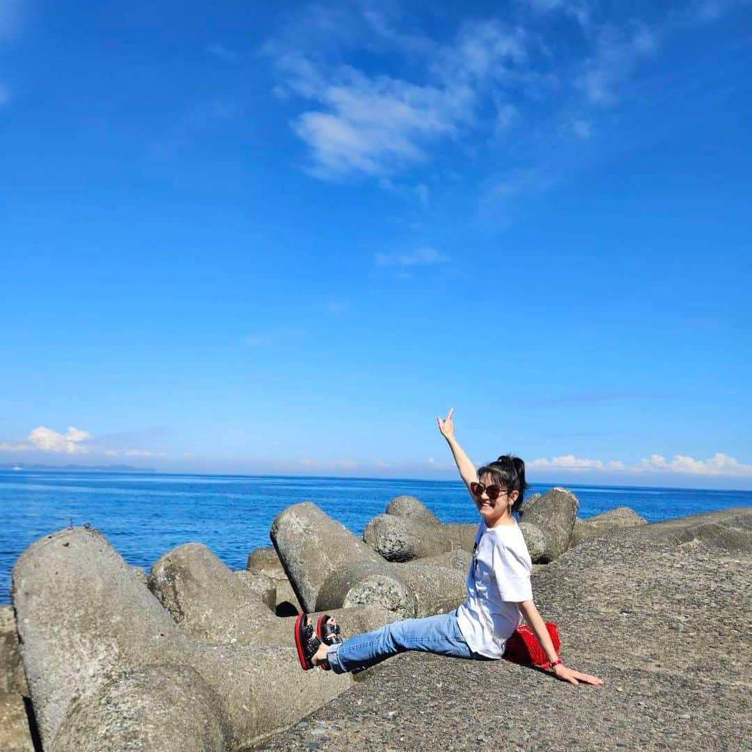 岸谷香さんのインスタグラム写真 - (岸谷香Instagram)「温泉♨️で疲れを流して翌日は、まずお昼を食べに❗️めっちゃくちゃ可愛がってもらった20代の頃のボイトレの先生、数年前に亡くなった安先生が大好きだったお蕎麦屋さんへ！人並外れた記憶力の持ち主、長井のチエちゃんがその記憶を辿ってお店へ到着❗️ご飯中、美しい蝶🦋が❗️あ！先生だね！って言いながらなんか心がキュンとなるランチタイムでした😊 その後は海沿いをずーっと走って帰路に。 途中何度もお喋りしていて道を間違えながら😅どっかでコンビニ寄って海まで行って。 なんかお天気が最高だったせいか、海が深い青で、キラキラ太陽が反射して、遠くに来たみたいでした😍 一年に一度もないかもしれない、夕方、カフェへ入ってお茶タイム❗️ 流石に運転もあるので、アルコールは我慢、、ならばこーなったらパフェでも食べるか😆 葉山辺りのお魚屋さんで、地元の美味しいお刺身と大将一番のおススメのイサキを買って子供達にお土産😊 帰宅すると、一息つく間もなく、お腹減った〜❗️と😵‍💫 お刺身は勿論、イサキのフライがメチャ人気でした！ さて。今日からはまたスイッチ戻して、リハやらお呼ばれしているお仕事やら、、 充電満タン、がんばんべ〜💪 #岸谷香 #長井千恵子 #峠の茶屋 #なぎさ橋珈琲 #魚澄」9月14日 13時36分 - unlockthegirls