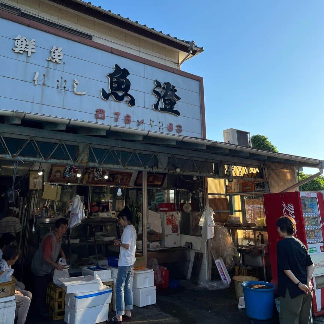 岸谷香さんのインスタグラム写真 - (岸谷香Instagram)「温泉♨️で疲れを流して翌日は、まずお昼を食べに❗️めっちゃくちゃ可愛がってもらった20代の頃のボイトレの先生、数年前に亡くなった安先生が大好きだったお蕎麦屋さんへ！人並外れた記憶力の持ち主、長井のチエちゃんがその記憶を辿ってお店へ到着❗️ご飯中、美しい蝶🦋が❗️あ！先生だね！って言いながらなんか心がキュンとなるランチタイムでした😊 その後は海沿いをずーっと走って帰路に。 途中何度もお喋りしていて道を間違えながら😅どっかでコンビニ寄って海まで行って。 なんかお天気が最高だったせいか、海が深い青で、キラキラ太陽が反射して、遠くに来たみたいでした😍 一年に一度もないかもしれない、夕方、カフェへ入ってお茶タイム❗️ 流石に運転もあるので、アルコールは我慢、、ならばこーなったらパフェでも食べるか😆 葉山辺りのお魚屋さんで、地元の美味しいお刺身と大将一番のおススメのイサキを買って子供達にお土産😊 帰宅すると、一息つく間もなく、お腹減った〜❗️と😵‍💫 お刺身は勿論、イサキのフライがメチャ人気でした！ さて。今日からはまたスイッチ戻して、リハやらお呼ばれしているお仕事やら、、 充電満タン、がんばんべ〜💪 #岸谷香 #長井千恵子 #峠の茶屋 #なぎさ橋珈琲 #魚澄」9月14日 13時36分 - unlockthegirls