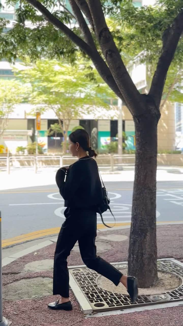 のインスタグラム：「슬렉스입으면 힙이 끼고  속옷 자국이 신경쓰일정도로 붙는게 싫어서 전 사실 기존 브랜드들의 일자 슬렉스를 잘 못입어요  그래서 한치수 큰사이즈를 사서 그냥 힙에 맞추고 허리는 벨트를 하거나 수선을 해서 입었었는데요 분명 저처럼 하체 컴플렉스가 있는 뷴들이 많으실거라 생각하고 여러번의 샘플링 끝에 만듬 팬츠류가 #맨날입는 시리즈랍니다  제가 처음 이 슬렉스를 만들때에도 공장 사장님께서 보통은 이렇게 슬렉스의 힙부분을 여유롭게 하지 않는다고 저를 말리셨거든요 근데 제 고집으로 우겨서 출시를 했고 그 여유롭고 편안한 핏 덕분에 저같은 하체 컴플렉스가 있는 고객분들의 사랑을 듬뿍 받는 어버브의 효자 상품이 되었지요!  단, 44사이즈나 허리가 23인치,24인치 이하이시라면 죄송하지만 스킵해 쥬셔야 할거 같아요 ㅠㅠ 너무 마르신 분들에게는 다소 크게 느껴지실수 있어요  일반적으로 아랫배가 좀 나오고 힙이나 허벅지가 좀 있으신분들 혹은 말랐지만 골반이 크신 분들이나 힙에 속옷라인이 드러나는게 싫으신 분들께 추천드려요! 저는 워낙에 골반이랑 하체가 큰편이라  옷을 작게 입는걸 정말 싫어하는데 그래서 저한텐 어버브가 정말 너무 좋은 이유이기도 해요!  이런 이유때문에 기존에 없던 편안함을 느끼시고 어버브가 바지 맛집이 되지 않았나 하는 생각이 듭니다😚  S(26-27) M(28-29) L(30-31) 로 선택하시되 뒷밴딩(히든밴딩)이 있어 허리가 유연하오니 사이즈업 하지 마시고 정사이즈로 선택해주세요!  특히, 키와 몸무게로 뮨의 주시는데 사람마다 체형이 모두 다르기 때문에 팬츠는 무.조.건! 허리사이즈로 선택하셔야 해요  컬러는 블랙/카멜/차콜 길이는 기본/숏 으로 전개됩니다!  내일 금요일 프리오더로 진행되며 아직 좀 더워서 못입으니 맘편히 기다려쥬시면 선물처럼 딱 도착할꺼에요:)   대신 어버브는 배송 약속 진짜 잘지키는거 아시죠? 지금까지 운영하면서 약속 못지킨적 다섯손가락 안에 들정도로(그것도 천재지변 혹은 사고등으로) 배송약속은 꼭 지켜드리려고 배송일정을 조금 넉넉하게 잡아놓는 편이라  오히려 일찍 배송될때가 더 많을 거에요!  그러니깐 딱 입기 좋으실때 보내드릴테니 내일 맘편히 프리오더로 주문해 주세요!!  #어버브 #맨날입는슬렉스」