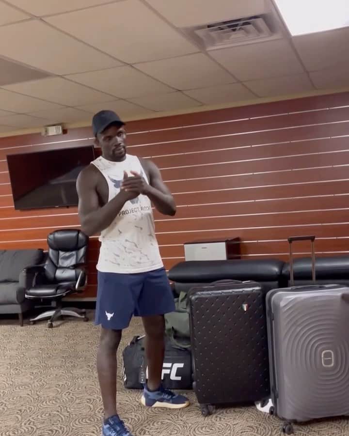 ドウェイン・ジョンソンのインスタグラム：「Amazing video from @ufc’s @thembagorimbo_mma  Saying goodbye to the couch he’s been sleeping on for months in the gym.   Themba’s story is incredible The guy had $7 bucks in his pocket after his last fight with UFC.   Sleeping on a couch in the gym.   Takes his winnings $ from his last UFC fight and instead of getting an apartment or a car - he uses that money to build a bush pump so his village back in Zimbabwe can have clean water.   Amazing heart - taking care of people.   I wanted to help him.  Bought him a house.  Now his family can come from Africa to live with him.  His family and his people are his reasons “WHY”   He’s a good hearted human being, we need more like him and man I’m pulling for him to succeed.   Welcome home my brother and I will get you that couch as a keepsake reminder of your $7 bucks journey 😊👊🏾  #thembagorimbo 🇿🇼 #cinderellaman」