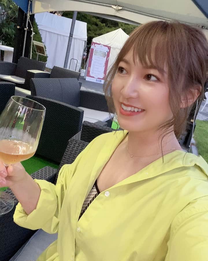 浅井未歩のインスタグラム：「オータムフェスト初日！ VIPゾーンへお邪魔いたしました、、！  11丁目会場の シェフズキッチンマリアージュステージ  さっぽろシェフズキッチン出店のシェフによる3品料理と、 北海道在住の最年少マスターソムリエ髙松氏がペアリングしたワインセットが、 1日各50食限定で、4,200円で販売されてて  その商品を注文したら ゆったり90分お料理が楽しめるVIPゾーンへご案内してくれます！  ここ、めーちゃくちゃ居心地よかったですよ❤️  目の前が芝生でひらけていて 座り心地のいい椅子で ゆったりできる🍀  ちょっとリッチな気分を味わいたい方におすすめしたい！ 新しいオータムの楽しみ方🥰  ペアリングワインセットの3品料理美味しかった〜  同じ11丁目会場に出店中(9/18まで) エーデルワイスファームさんの ベーコン節をかけていただく三つ星ベーコンシーザーサラダは絶品😋 プチアンティパストと手作りソーセージミニドックも🌭美味しかった😍  また10丁目会場で出店中の 肉将かねうしさん @nikusho.kaneushi   ローストビーフ、美味しすぎて驚いた！  ほんと1回食べてほしい！ あんなに美味しいローストビーフはじめて食べたよ🥹  オータム11丁目会場のオリジナルビール『PRECIOUS ALE』（プレシャスエール）（350ml缶）も数量限定で登場😆 パッケージおしゃれ〜🙌✨  オータム、まだの方はぜひ🙌」
