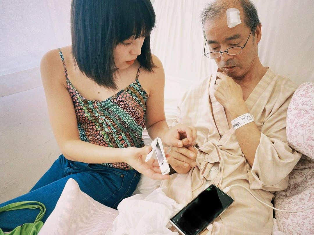 中里亜美のインスタグラム：「こんにちは、ナイチンゲールです。  私は母に似て世話好きです。 父が先日退院しました。 リハビリも頑張り元気にしています。 入院中、しきりに髪をオールバックにしたいと言っていた父。 この優しい見た目でしんどいわがままを言うものだ。 毛根はすでに死んでいるという自覚はないのでしょうか？ 娘は切ないです。」