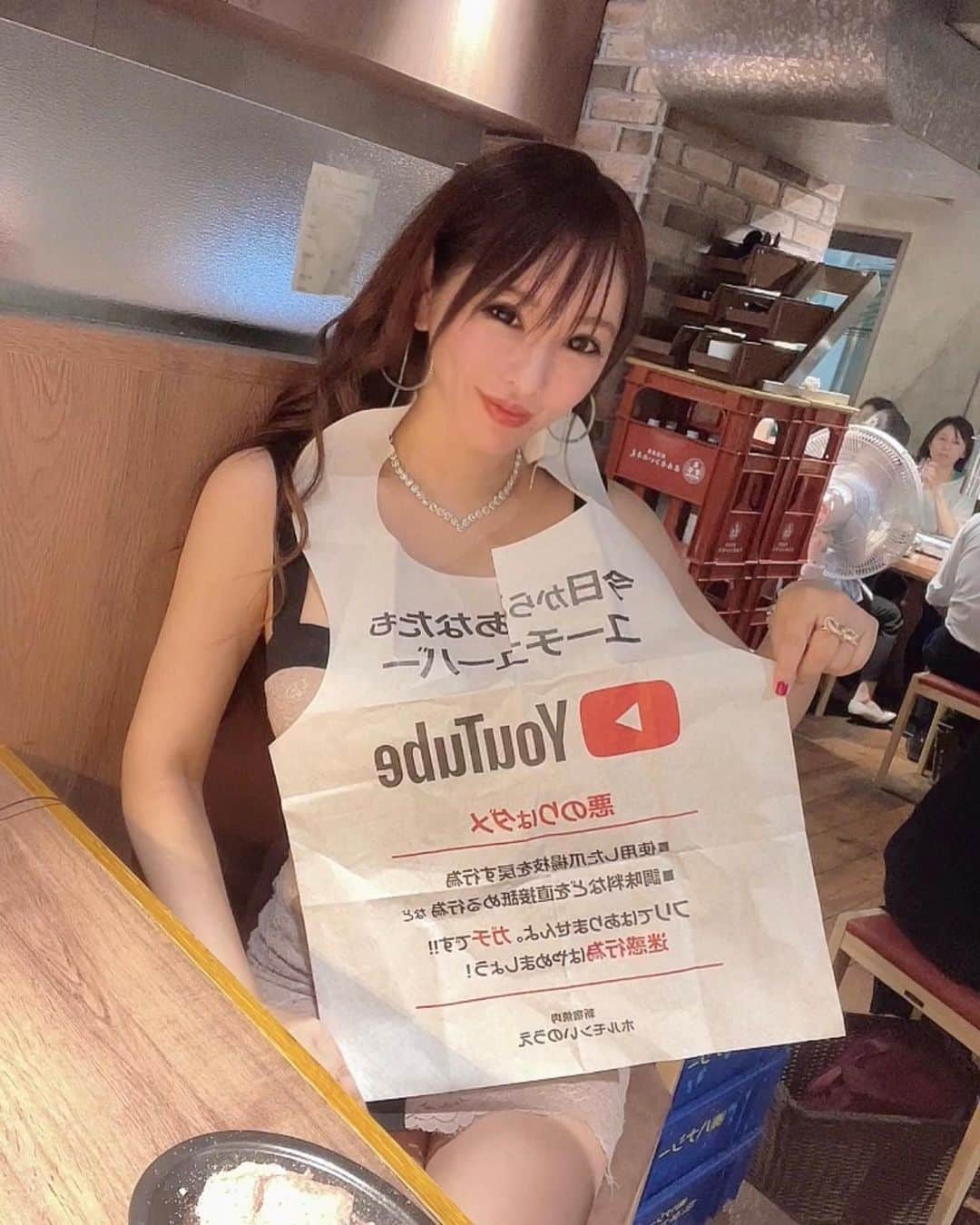 えりぞうのインスタグラム：「最近大人気の焼肉いのうえ。 銀座店も、神楽坂店も行き 本当に大ファンなんです。いのうえ。  @inoue_shinjuku  新宿にホルモンに特化した ホルモン井上がオープンしたと聞き 早速行ってきました。 銀座も神楽坂もおしゃれて高級店な感じ ですが、新宿はカジュアルな感じで 気軽に立ち寄れます。 オープンしたばかりでお店は綺麗です。  ジンジャーハイボールで乾杯して スタートです。  ◯牛タン めちゃくちゃ綺麗なピンク。 こりこりの歯応え レモンを絞って。 かなり塩胡椒強めの味付けで そのままでも食べても美味しい  ◯名物納豆ユッケ 出てきたのはおかめ納豆みたいなパケに入った納豆ユッケ。 パック開けたら賞味期限30秒です。と店員さん。ユッケにたくわん、キャベツが入っています。韓国海苔にのせて頂きます。 たくわんの食感がまたたまりません。 なにこれめちゃくちゃ美味しい。 もっと食べたい。  ◯角刈りレバー これ、ホルモンいのうえ名物の レバーだそう。 もう見ただけでわかる新鮮さ。 ピッカピカ。ぷるんぷるんでゼリーみたい笑 都内では滅多にだせない鮮度での レバーなんですって。 切った際に角がピシッと立つのが鮮度の証で 名前が角刈りレバー。 新鮮だから、かるーく炙るだけ。 もうなにこれ、口に入れたら とろける。 ごま油がまた味を引き出してくれる うますぎ。  ◯ホルモン麻婆 お豆腐の代わりにホルモンが入った ホルモン麻婆とピーマンが登場。 え？ピーマン？ これ、めちゃくちゃ美味しい。山椒がきいていて、辛めでかなり濃いめの 味付け。1/2ピーマンにのせて頂きます。 ピーマンにのせるとちょうどいい感じの 味付けに。かなりお酒が進む！ これめちゃくちゃ好き。  ◯ 山山葵のカルビ カルビだけあり脂がたっぷりのカルビが 登場。かなり脂身でジューシー。 たっぷりのワサビつけて。 するとジューシーさにさっぱりさが。 うま。  ◯豚鶏3種盛り合わせ 塩味でコリコリの食感がたまりません。  ◯牛3種盛り合わせ こちらも塩味で。 みの、はつ、しびれが出てきました。 塩で出せるのは新鮮な証拠ですね  本当に神コスパだと思います。 カウンター、テーブル、 さらにおしゃれなテラス席もあり グループでもおひとり様も気軽に立ち寄れます。 デートや女子会にもぴったり。 早い時間でも席がほぼ埋まってる人気店ですから、予約は必須。  また来たい！  #新宿グルメ 　#新宿ランチ 　#新宿焼肉 　#焼肉好きな人と繋がりたい 　#焼肉大好き 　#ホルモン好きな人と繋がりたい 　#東京焼肉  #cafestagram #foodstagram #食べすたグラム #グルメ好きな人と繋がりたい #映えランチ #ランチ巡り #東京ランチ #東京ランチ巡り #渋谷グルメ #渋谷ごはん #渋谷ランチ   #デートにオススメ #たべすたぐらむ #食べスタグラム #グルメ女子 #グルメスタグラム #グルメな人と繋がりたい #女子会ディナー #東京グルメ」