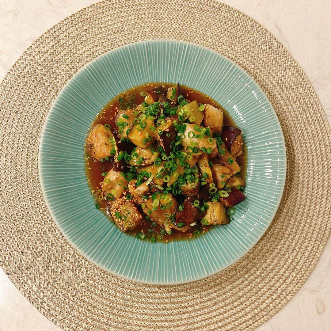 千波のインスタグラム：「簡単 茄子と鶏肉のお酢煮 とろっと中華っぽい🍜  まだまだ暑くて いっぱい動いたり、 さっぱり酸味を欲する時に✨  なす２ー３本 鶏ももor胸肉１枚 塩胡椒　適量 片栗粉　適量 ごま油　適量  酢４０cc 酒３０cc 醤油大さじ２ 砂糖大さじ１ みりん大さじ２  １茄子は切って水にさらし、 鶏肉は一口大に切り塩胡椒を振り片栗粉をまぶす。  ２茄子、鶏肉を ごま油を熱したフライパンで両面焼く。  ３しっかり焼けたら 調味料を全て入れて煮詰める。 完成！  薬味は適当に。 万能ネギ、一味かけると美味しいです🍽️  かんたーん！  #whatieatinaday  #タンパク質 #中華風」