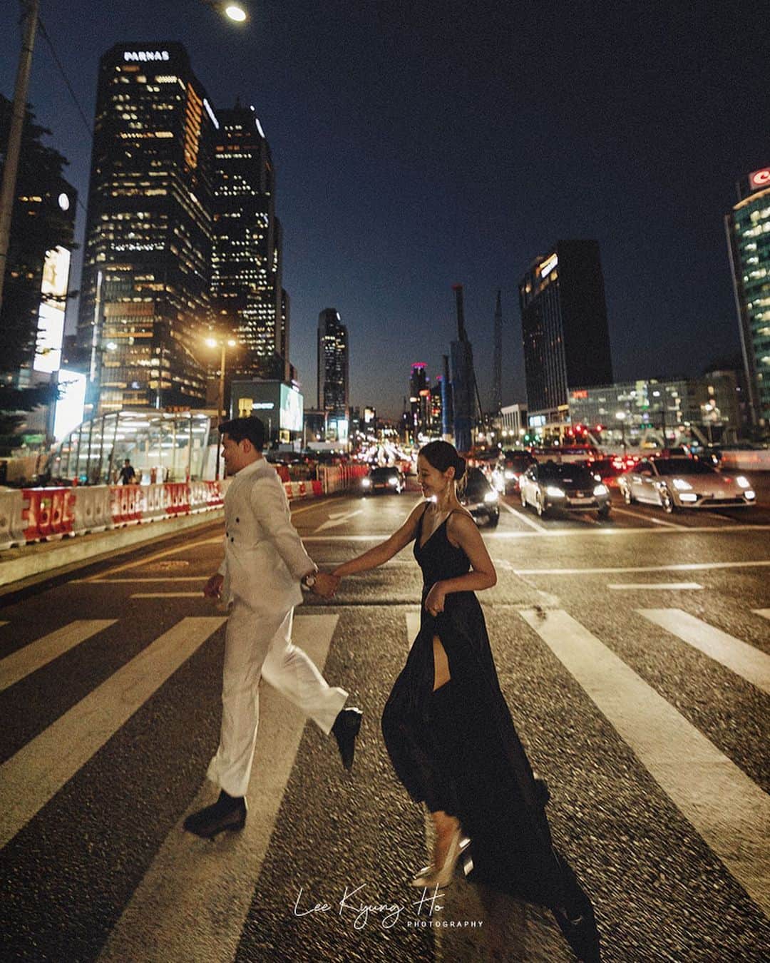 のインスタグラム：「_  구성과 결과대비 절대 아깝지 않은 @leekyungho_photograph  늘 만족도 200%  영화 속 멋진 우리를 만나고 싶다면 주저없이 곰미플 X 이경호 X 럭스 국룰 ❤️  광주예식이지만 멀리서 찾아주신 울 라희신부님 본식도 광주 뿌셔뿌셔 🙆🏻‍♀️ . . . . . . . #웨딩플래너고은미 #르웨딩플랜 #곰미플 #곰브라이드」