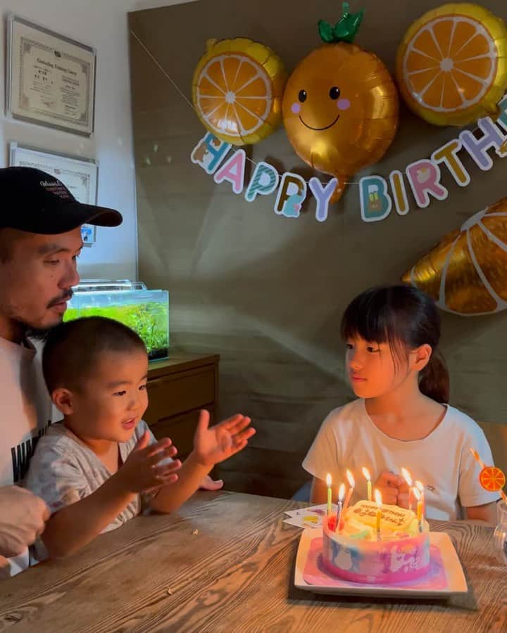 青木康平のインスタグラム：「9月13日は音錬の８歳の誕生日でした‼️ 本当にめちゃくちゃ良いお姉ちゃんになってます‼️ 顔もめーひーに似てきたので安心😮‍💨 僕の1番の優先順位は彼らですが、中々一緒に居てあげれない事が多くて、、、寂しい思いをさせないように一緒にいる時は思いっきり楽しんでもらおうとして、彼らの要求を受け入れてしまい、、いつも甘やかしてしまいます💦 自己肯定感を感じてもらえるように、2人には【ありのままの彼ら】を愛しているというメッセージをめーひーと伝えて行きたいですね👨‍👩‍👧‍👦🐕 #音錬８歳#音錬の成長#咲橙３歳#親８歳#自己肯定感」