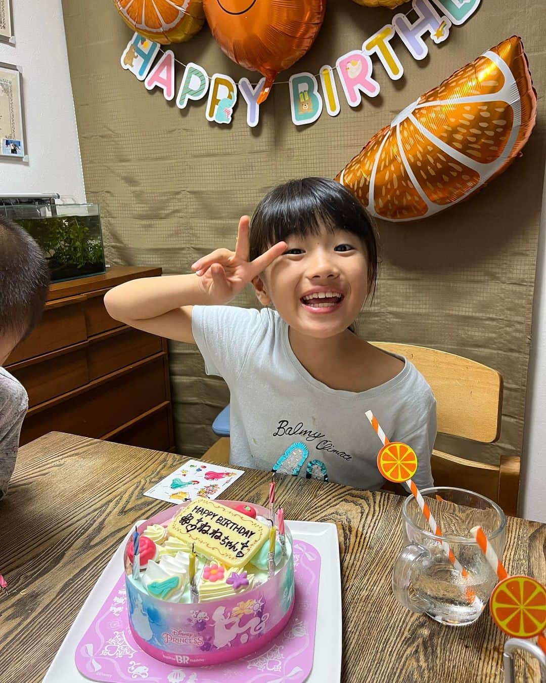 青木康平さんのインスタグラム写真 - (青木康平Instagram)「9月13日は音錬の８歳の誕生日でした‼️ 本当にめちゃくちゃ良いお姉ちゃんになってます‼️ 顔もめーひーに似てきたので安心😮‍💨 僕の1番の優先順位は彼らですが、中々一緒に居てあげれない事が多くて、、、寂しい思いをさせないように一緒にいる時は思いっきり楽しんでもらおうとして、彼らの要求を受け入れてしまい、、いつも甘やかしてしまいます💦 自己肯定感を感じてもらえるように、2人には【ありのままの彼ら】を愛しているというメッセージをめーひーと伝えて行きたいですね👨‍👩‍👧‍👦🐕 #音錬８歳#音錬の成長#咲橙３歳#親８歳#自己肯定感」9月14日 14時07分 - cohey11