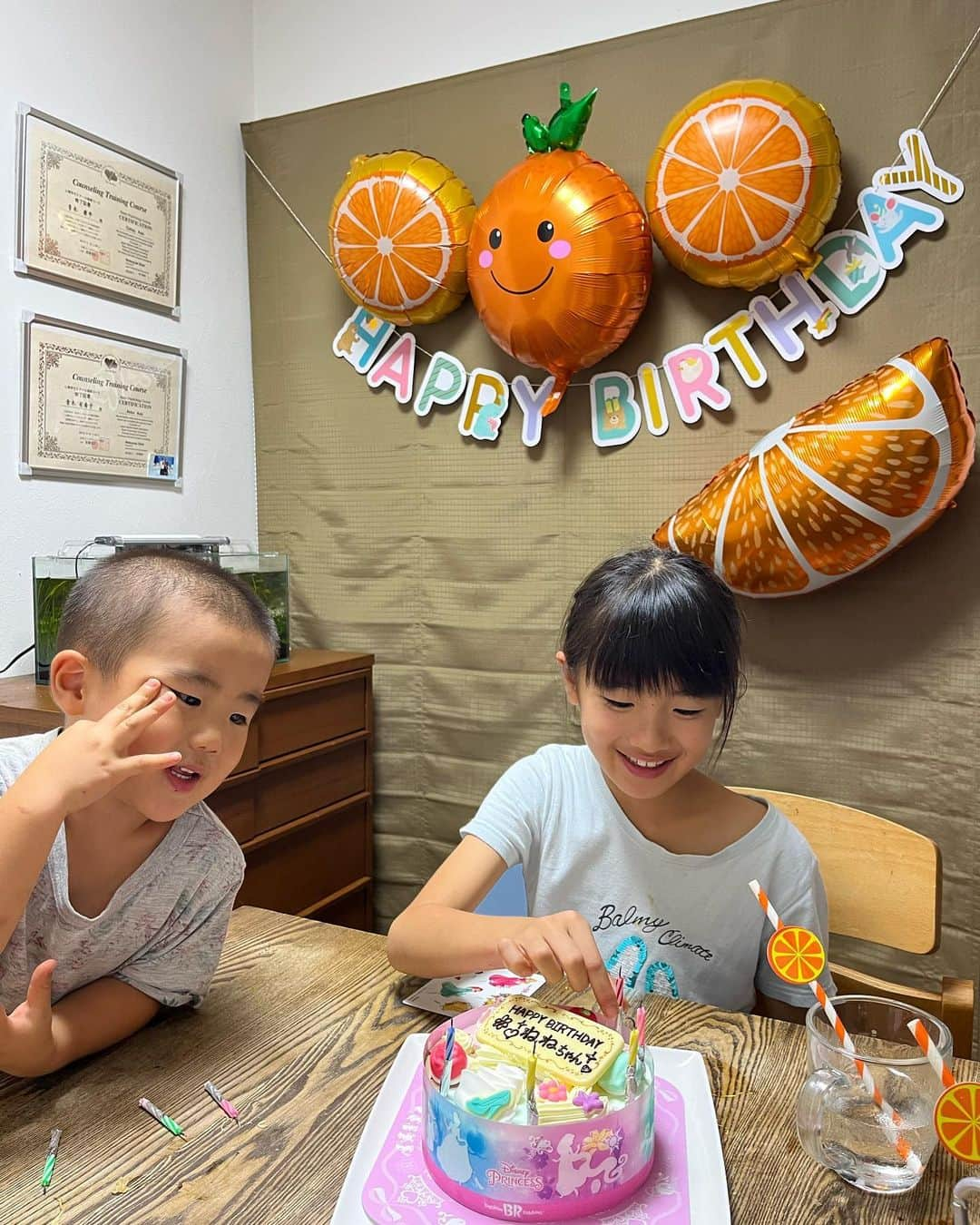 青木康平さんのインスタグラム写真 - (青木康平Instagram)「9月13日は音錬の８歳の誕生日でした‼️ 本当にめちゃくちゃ良いお姉ちゃんになってます‼️ 顔もめーひーに似てきたので安心😮‍💨 僕の1番の優先順位は彼らですが、中々一緒に居てあげれない事が多くて、、、寂しい思いをさせないように一緒にいる時は思いっきり楽しんでもらおうとして、彼らの要求を受け入れてしまい、、いつも甘やかしてしまいます💦 自己肯定感を感じてもらえるように、2人には【ありのままの彼ら】を愛しているというメッセージをめーひーと伝えて行きたいですね👨‍👩‍👧‍👦🐕 #音錬８歳#音錬の成長#咲橙３歳#親８歳#自己肯定感」9月14日 14時07分 - cohey11