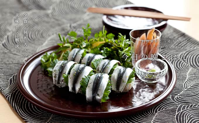 のインスタグラム：「今日の晩ごはんに『イワシの手鞠寿司』はいかがですか？  あこさんの『イワシの手鞠寿司』は、柑橘類を上手に使って鰯の臭味をとり、ほのかな香りをプラス。サラダで彩りを加え、見た目も涼しげに。薬味たっぷりの酢めしが決め手の可愛い手鞠寿司です。  ------------------------------ 調理時間：30分  材料 （ 20個分 ） 米 …2合 水 …360g 酒 …大さじ1 昆布 …6cm角 片口イワシ …20尾 塩 …おろした魚の重量の3％ 酢 …適量 ショウガ …30g ミョウガ …30g 青じそ …20枚 ワサビ …適量 炒り白ごま …大さじ3  [合わせ酢] 米酢 …30g 塩 …8g グラニュー糖 …20g  ------------------------------  レシピの詳細はプロフィールリンクから！  #Kurashi #暮らし上手 #晩ごはん #レシピ #簡単レシピ」