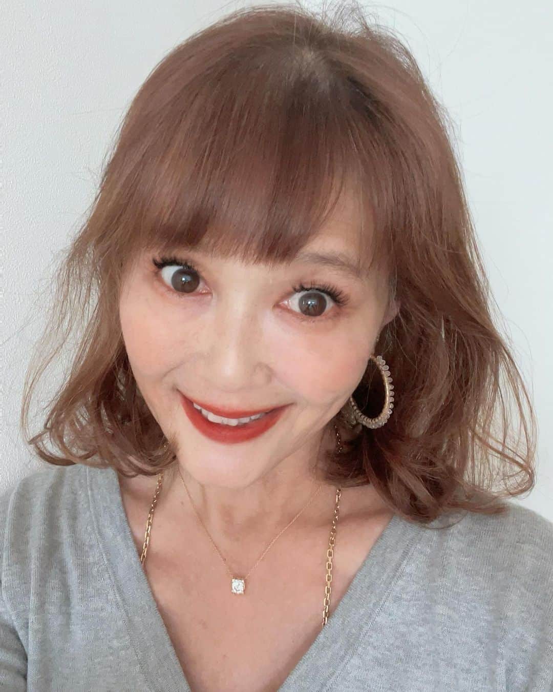 のインスタグラム：「少しだけ切った髪に宿っていた想い出はこころ奥へ。  #hair #haircut  #hairsalon  #hairstyle  #smile #fashion#fashionphoto #lifeisbeautiful  #love」