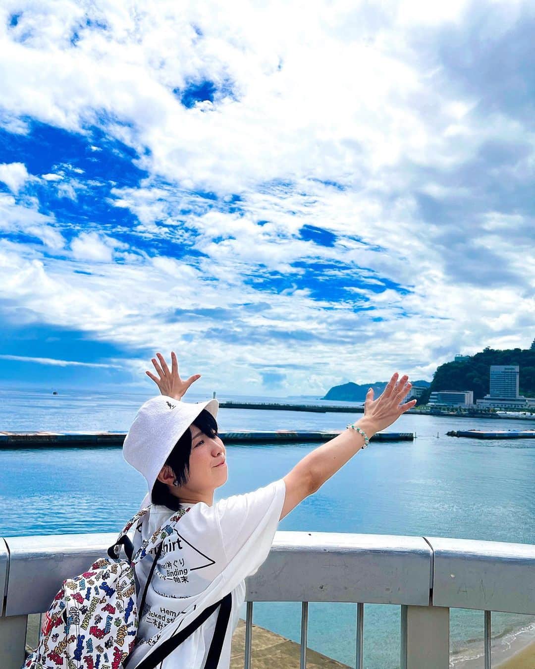 野水伊織のインスタグラム：「夏っぽいことしたいなっていうのもあって、上野のあさすんと一緒に突発日帰り熱海に行ってきました！  有吉の壁の聖地巡礼して、海を堪能して、おすし食べて、温泉入って、お魚食べて帰ってきた！  海だよ、海！🌊 9月だけど駆け込み夏って感じだね。暑かったんだー！  二人で撮ったお写真とかもまた載せていくます😌  #熱海 #熱海旅行 #海 #夏 #日帰り温泉 #日帰り旅行 #静岡 #観光」