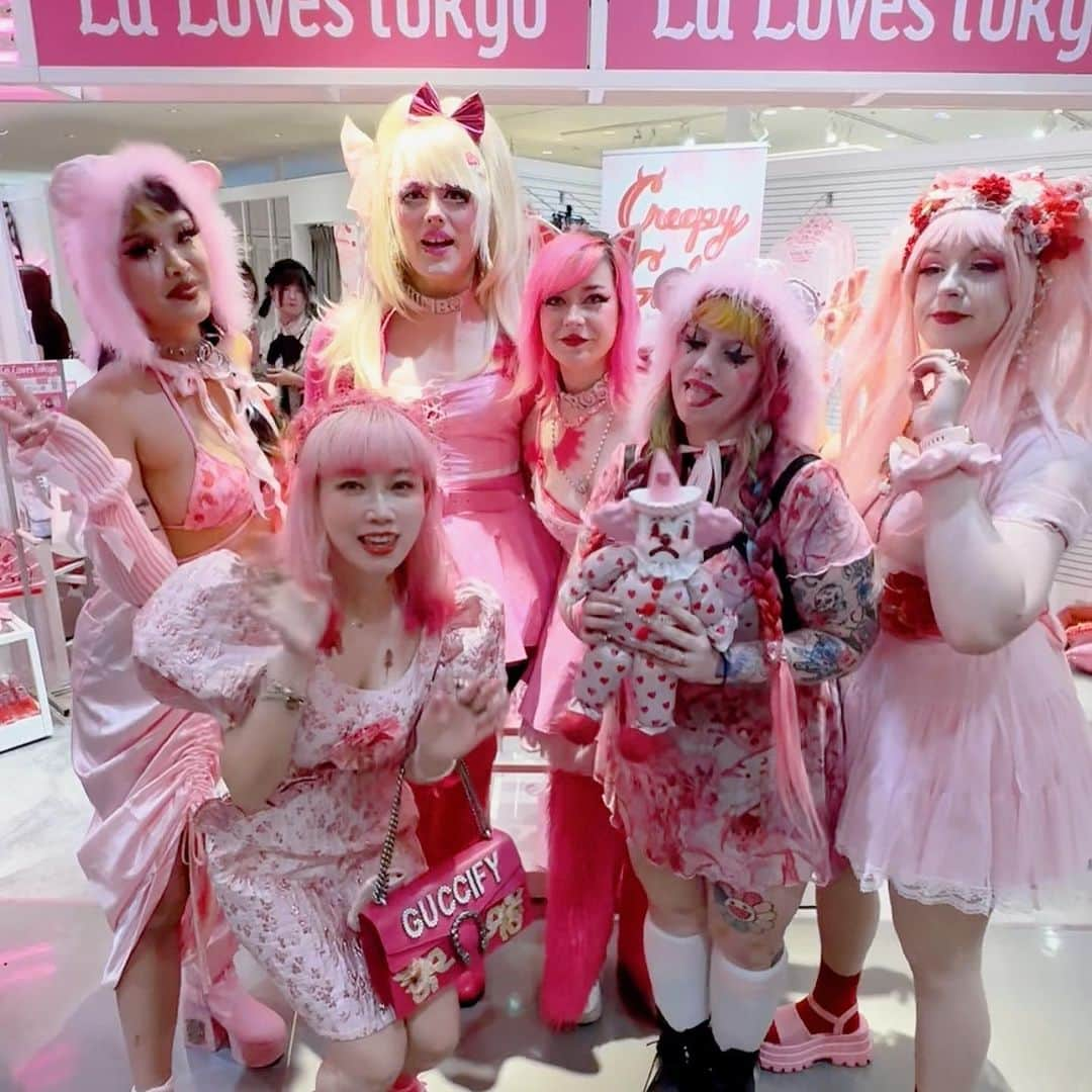 Etsuna otsukAさんのインスタグラム写真 - (Etsuna otsukAInstagram)「Harajuku Laforet 2F pop up shop  🎀LA loves Tokyo 🎀Artist @riowarner  @creepy.gals の期間限定ショップ✨おすすめ✨ピンクいっぱい✨ #harajuku #harajukufashion」9月14日 14時16分 - etsunaotsuka