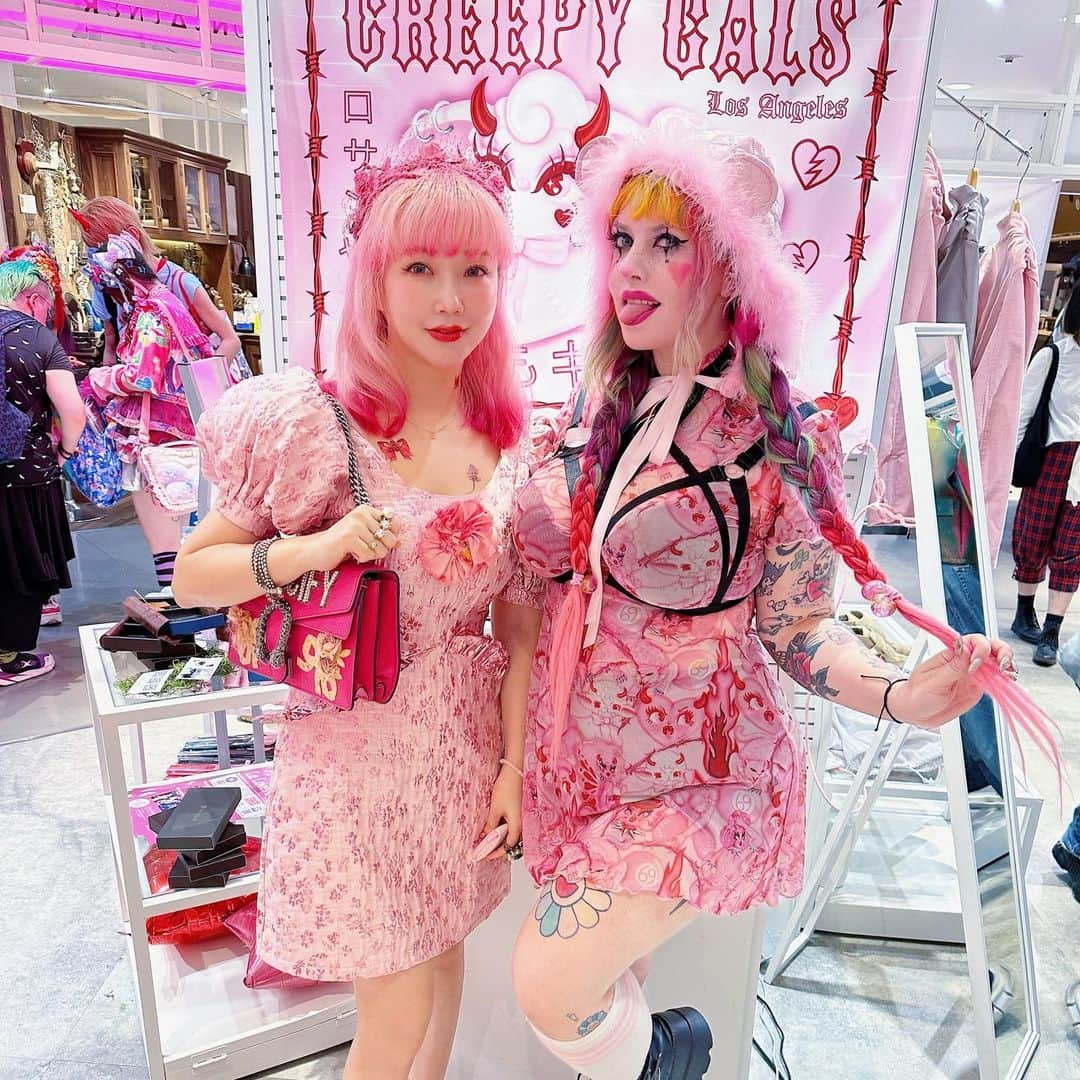 Etsuna otsukAのインスタグラム：「Harajuku Laforet 2F pop up shop  🎀LA loves Tokyo 🎀Artist @riowarner  @creepy.gals の期間限定ショップ✨おすすめ✨ピンクいっぱい✨ #harajuku #harajukufashion」