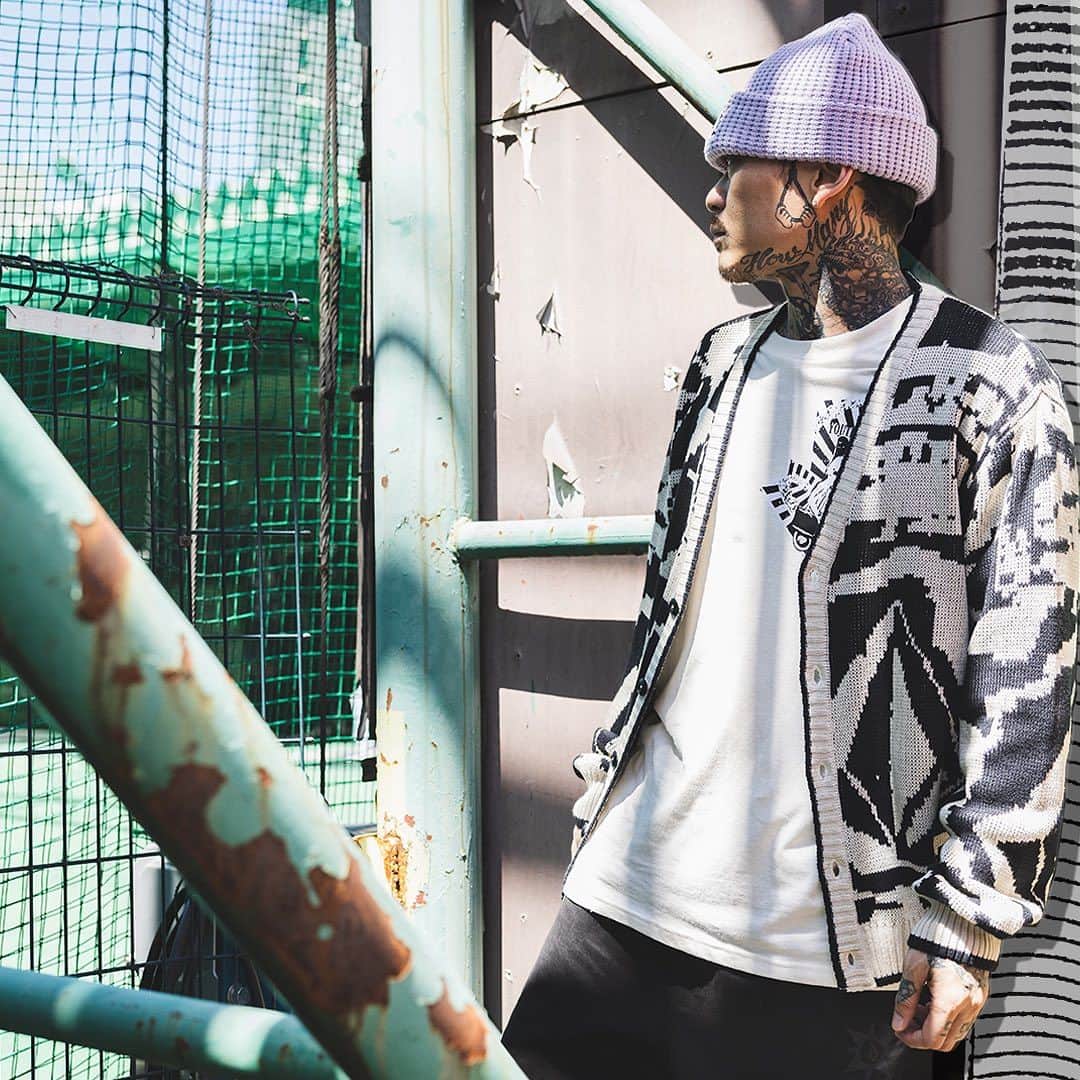 のインスタグラム：「TOKYO TRUE  X JNKMN ( @jnkmn ) . . . [TOKYO TRUE ] : 日本でインスピレーションを受け、デザイン、制作されたこの新しいコレクションは、スローバックなグラフィックと新しいストリートトレンドを融合させている。Volcomのアーカイブグラフィックが、この唯一無二のコレクションのトーンとなっている。  #TrulyDefined #TrueToThis #Volcom #VolcomJapan #ボルコム」