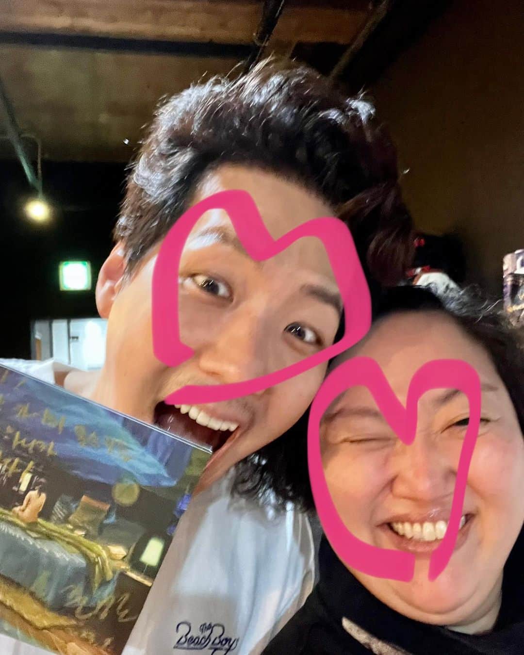パク・ジュンミョンのインスタグラム：「어느날 카이가 예쁜 프린스티를 입었길래 장난으로 “내놔!!” 했더니 깨끗이 빨아서 다음날 진짜 내놓은 것! 예쁘 프린스티랑 카이가 쓴 에세이도 선물로 주었다 😭고맙다 !! 카이가쓴 에세이 #예쁘다너  많이 사랑해주세요!!! (이미 5쇄를 찍었지만 👍👍👍) 마지막사진은 별책부록 with최재림」