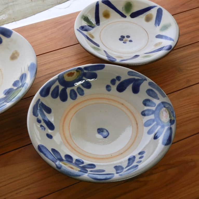 moyaisのインスタグラム：「藍の花紋がおおらかでゆったりとした8寸皿。食卓にあるだけで心豊かに食事ができそうです。やや深さがあるので様々なお料理に使えます。緋色の蛇の目（中央の丸）も綺麗ですね。  #yaora #美しい暮らしの良品  #沖縄 #やちむん  #陶器 #うつわ #lifestyle」
